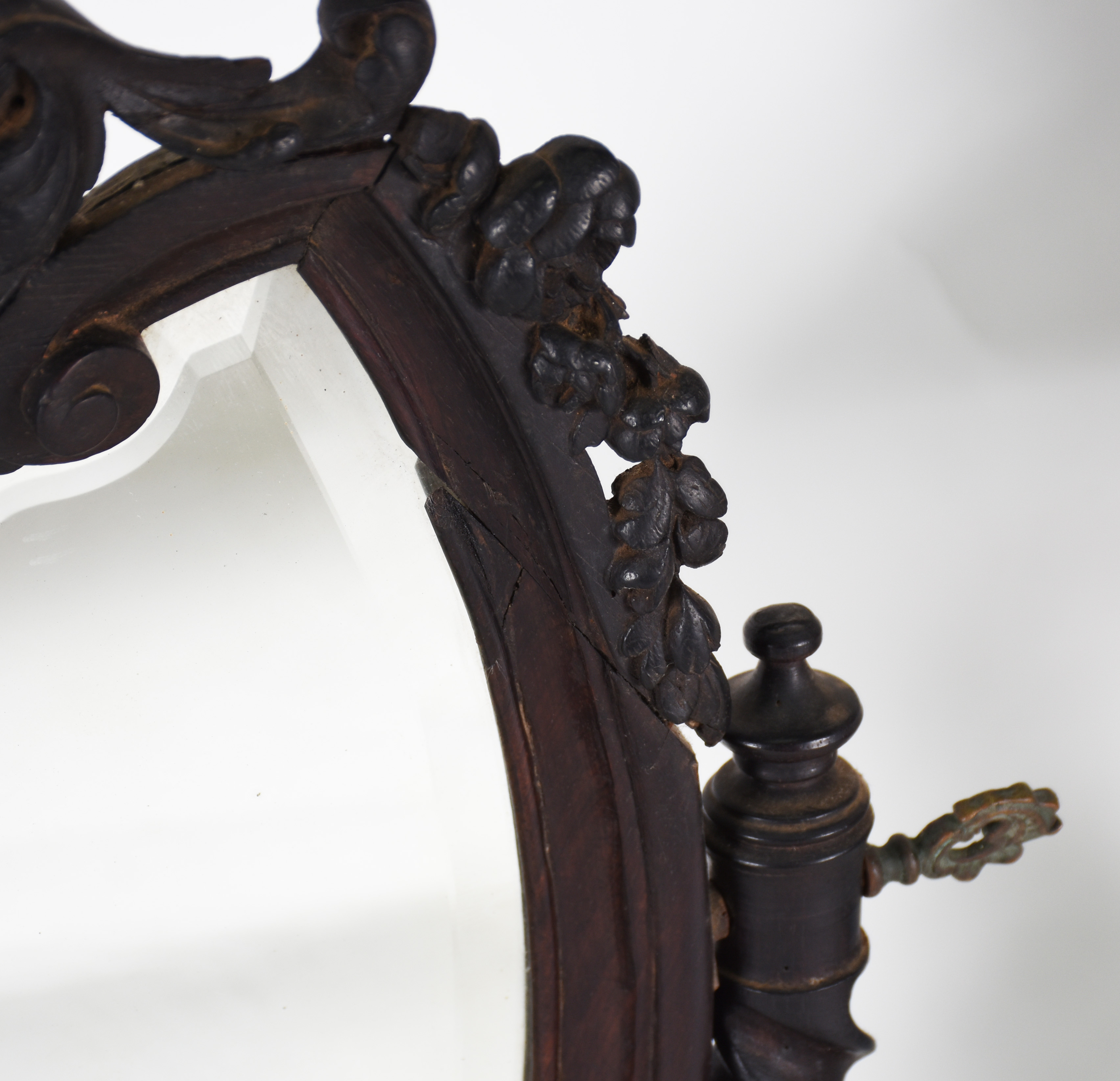 Espelho de mesa de cristal bisotado feitio oval, armação de madeira... - foto 3 de 5