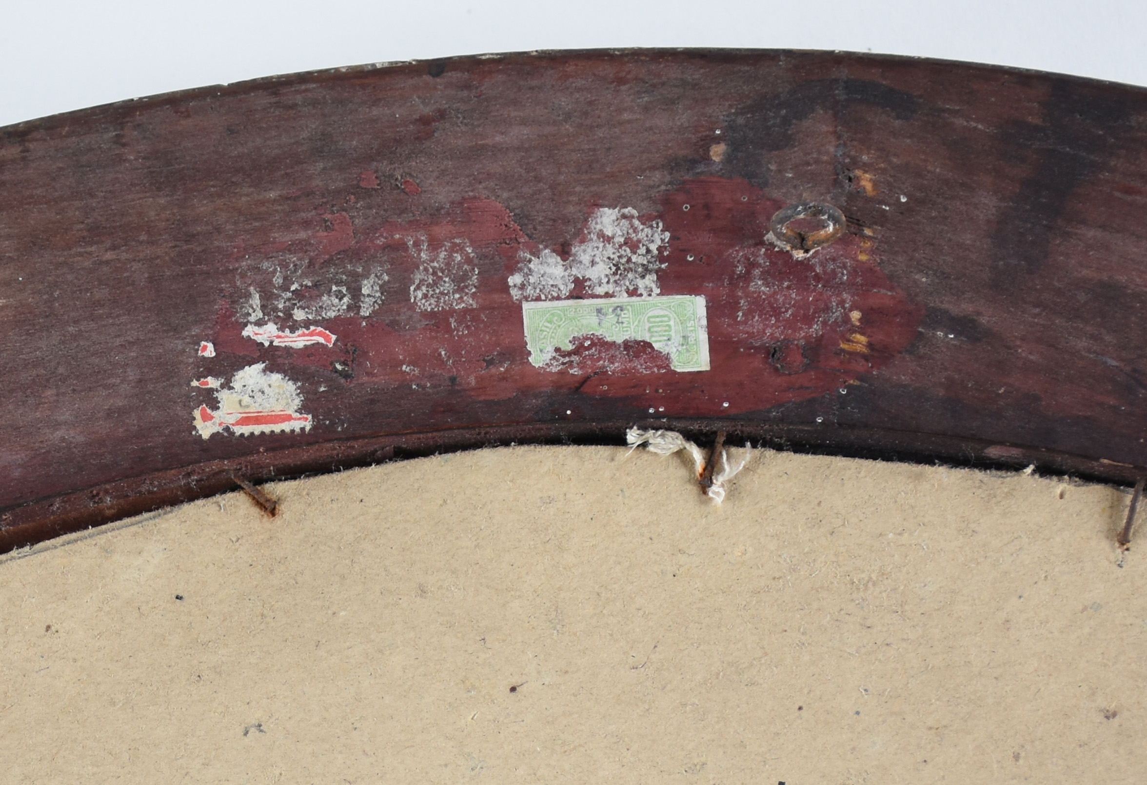 Espelho feitio oval com moldura de madeira trabalhada, med.externa da... - foto 4 de 4