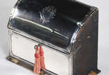Porta cartão de madeira com revestimento na fre... - Porta cartão de madeira com revestimento na frente de prata Inglesa , Mappin & Webb, divisórias internas forradas com tecido azul. (Obs. madeira...