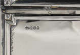 Porta cartão de madeira com revestimento na fre... - Porta cartão de madeira com revestimento na frente de prata Inglesa , Mappin & Webb, divisórias internas forradas com tecido azul. (Obs. madeira...