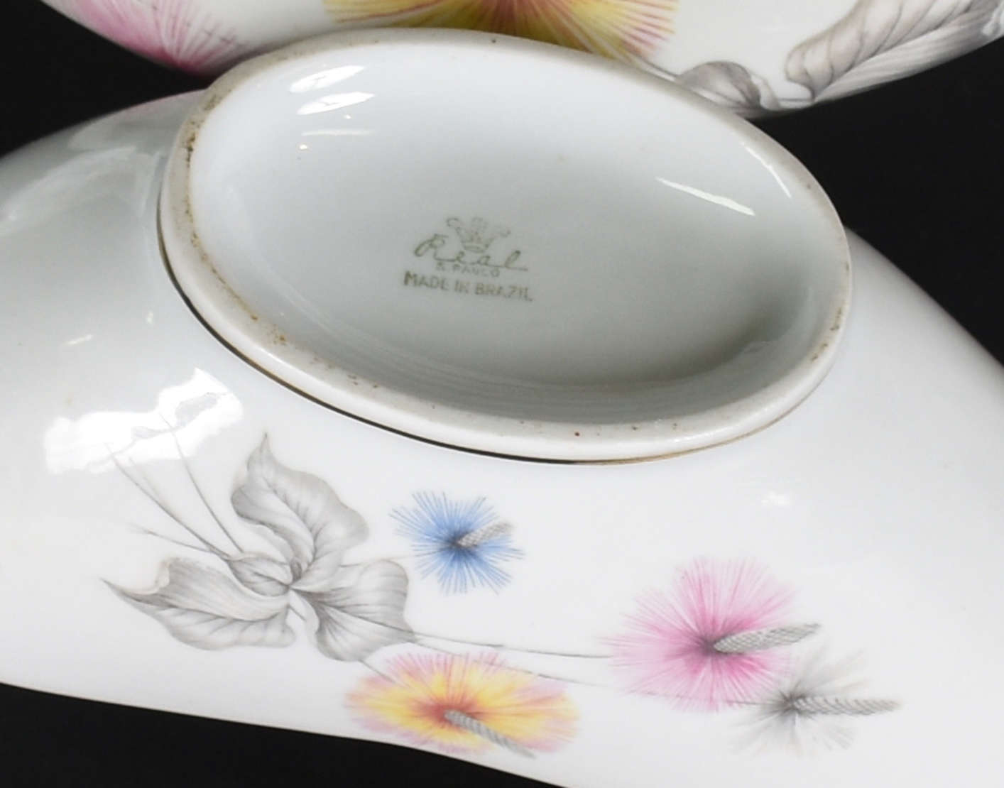 Aparelho de jantar em porcelana Real ( 4 bicados), sendo 12 pratos... - foto 2 de 2