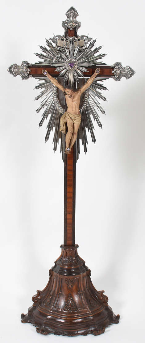 Excepcional Crucifixo com figura de Cristo ricamente entalhada e rica... - foto 1 de 3