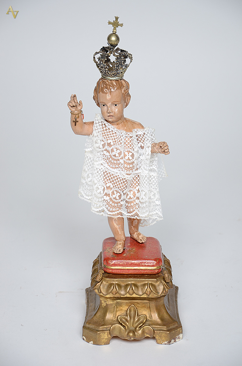 MENINO DEUS - Imagem de madeira policromada e dourada sobre pedestal... - foto 1 de 2