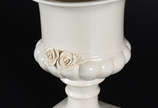 Vaso de porcelana com  rosas em relevo  - Vaso de porcelana com  rosas em relevo 