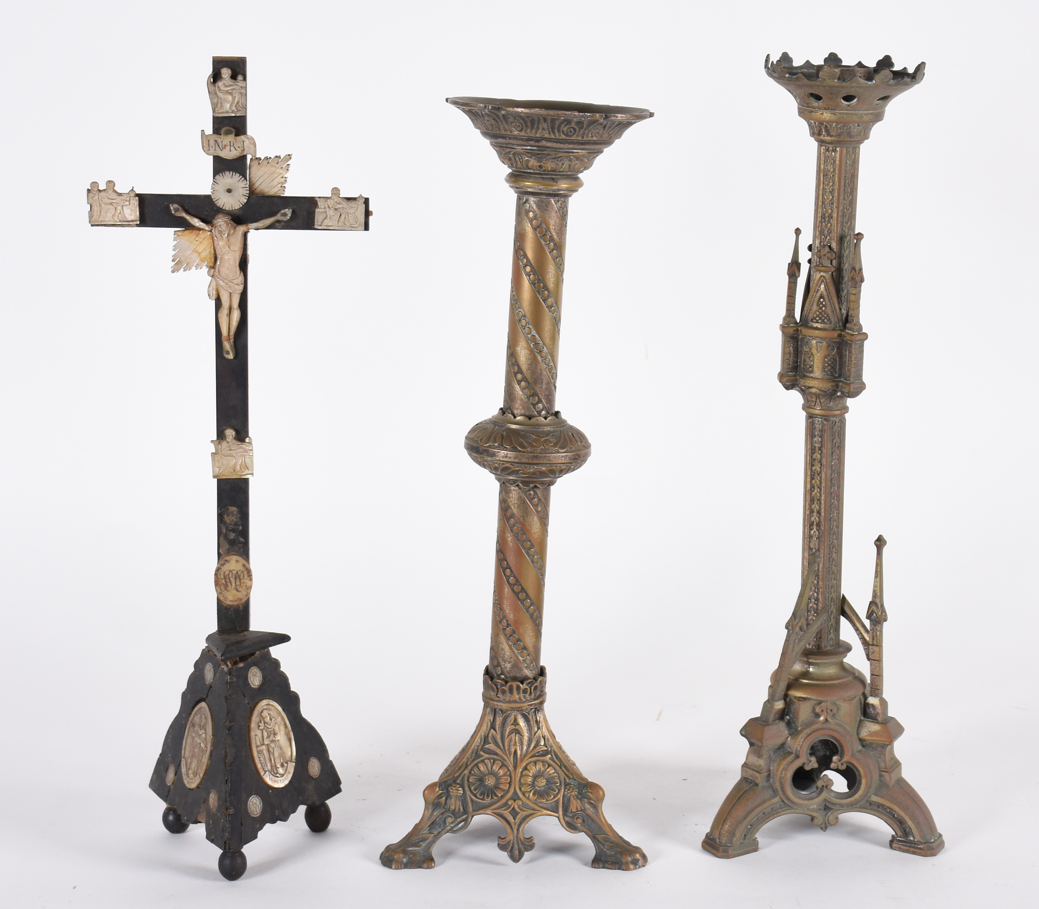 Dois tocheiros de metal e crucifixo de madeira com figura de Cristo e... - foto 1 de 7