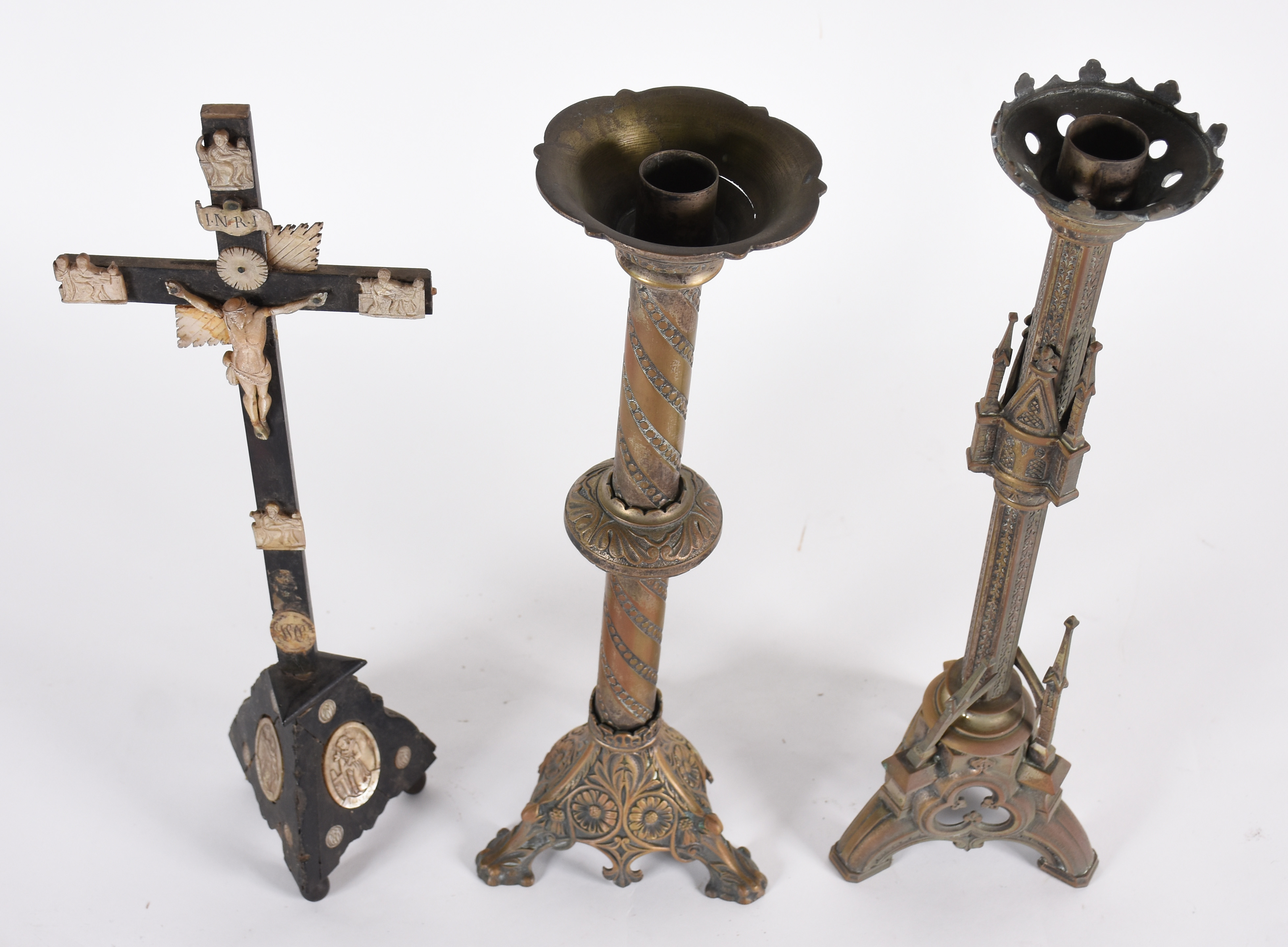 Dois tocheiros de metal e crucifixo de madeira com figura de Cristo e... - foto 2 de 7