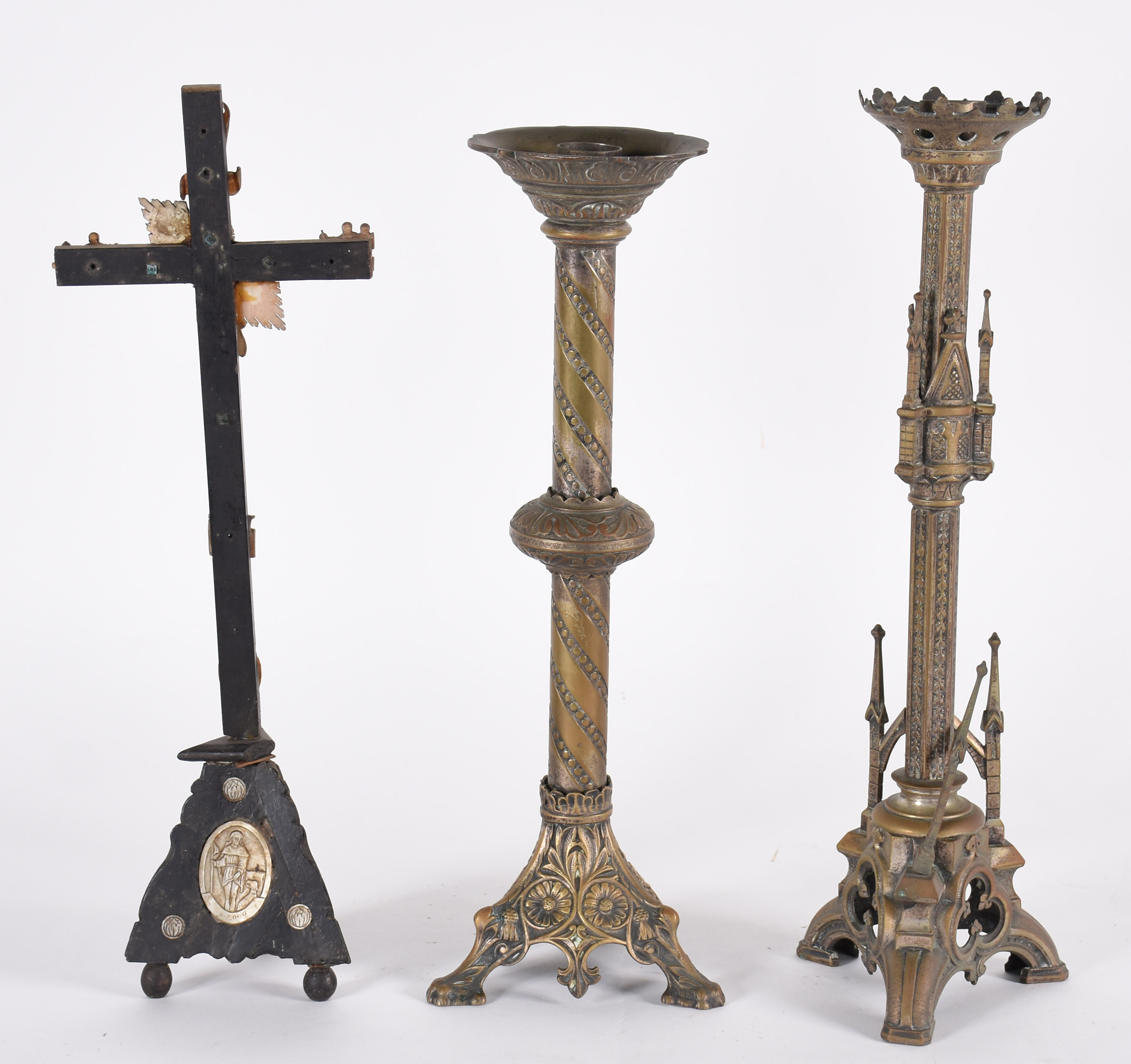 Dois tocheiros de metal e crucifixo de madeira com figura de Cristo e... - foto 3 de 7