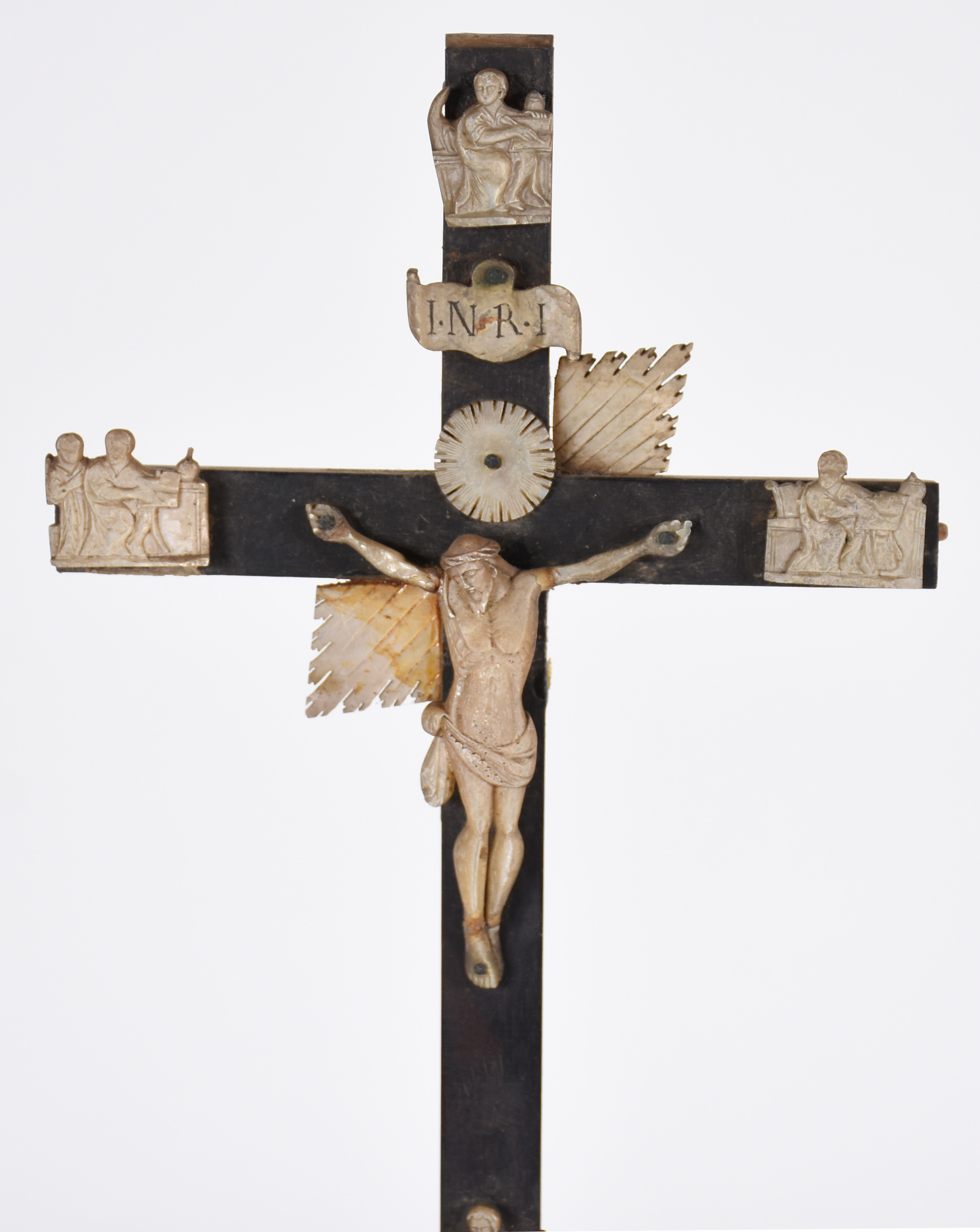 Dois tocheiros de metal e crucifixo de madeira com figura de Cristo e... - foto 4 de 7