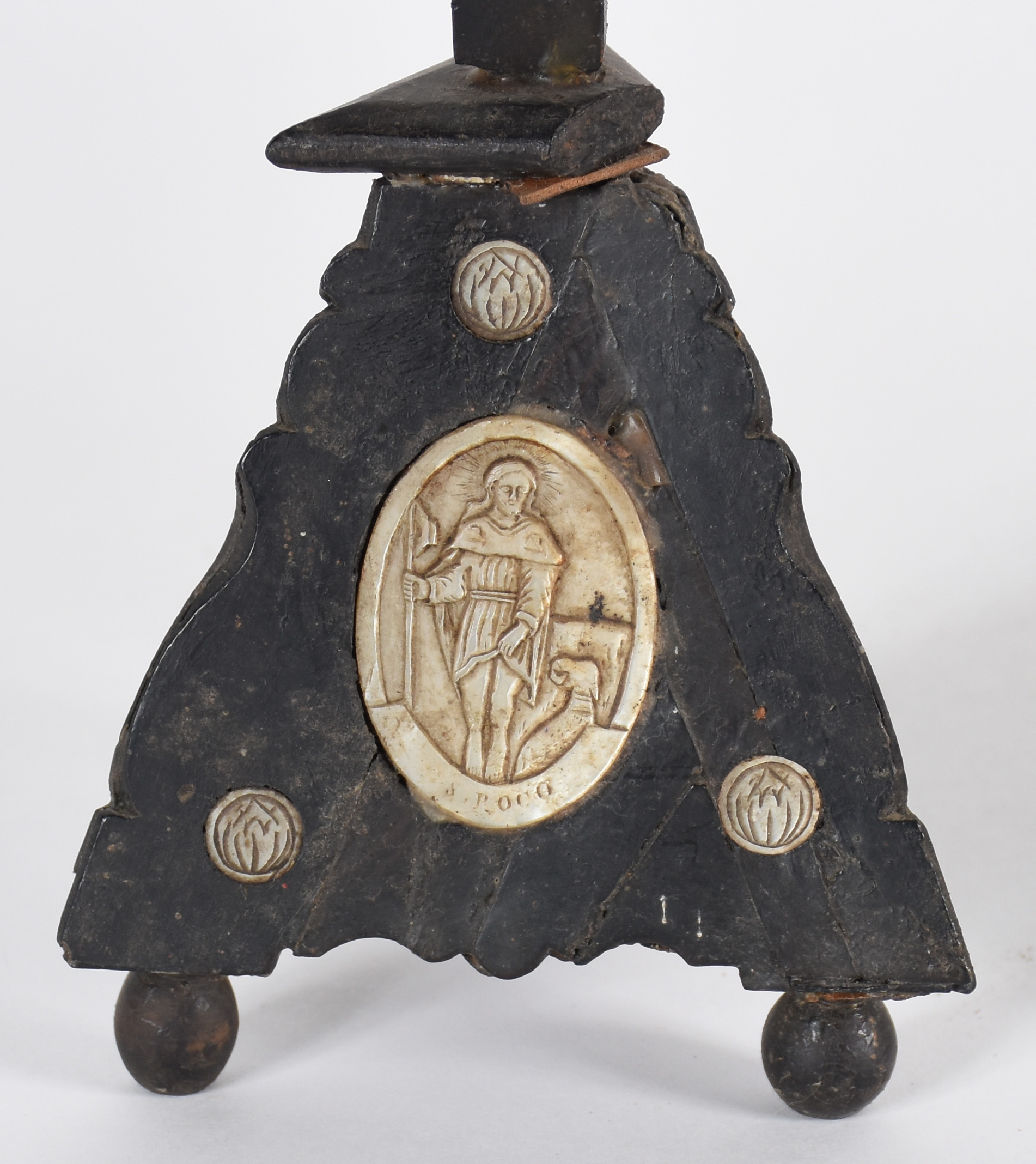 Dois tocheiros de metal e crucifixo de madeira com figura de Cristo e... - foto 5 de 7