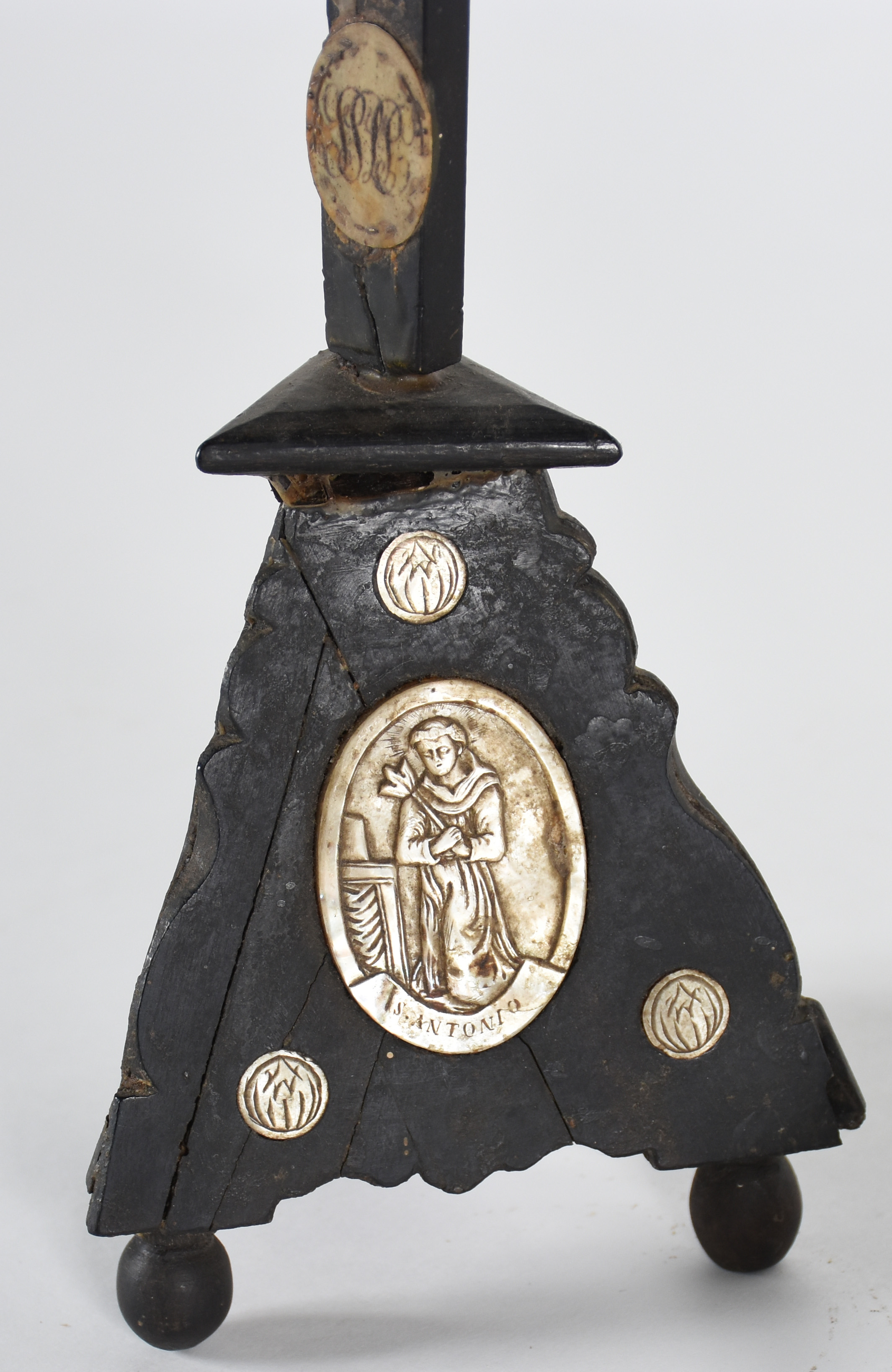 Dois tocheiros de metal e crucifixo de madeira com figura de Cristo e... - foto 7 de 7
