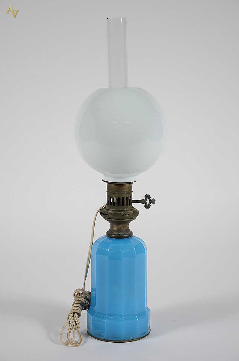 Lampião de opalina azul com globo branco opalinado e chaminé de...