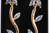 Par de brincos tipo ramos de flores com pedras ... - Par de brincos tipo ramos de flores com pedras ( Por questão de segurança, a peça não se encontra na loja)