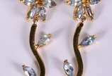 Par de brincos tipo ramos de flores com pedras ... - Par de brincos tipo ramos de flores com pedras ( Por questão de segurança, a peça não se encontra na loja)