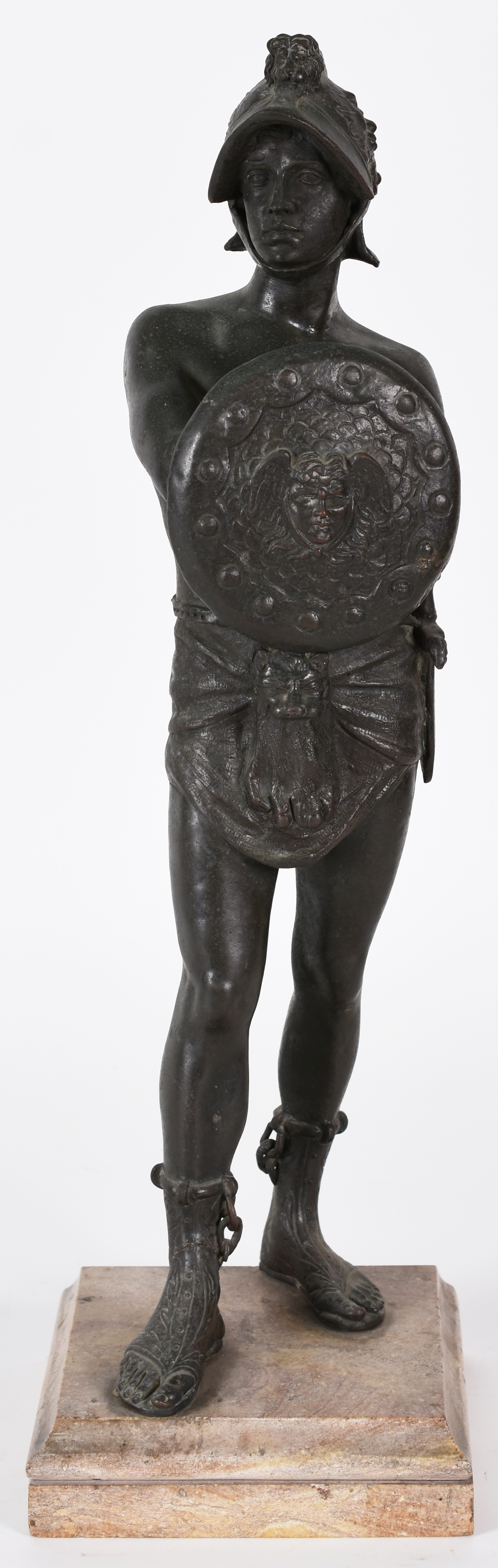 Escultura de metal representando soldado com escudo. - foto 1 de 4