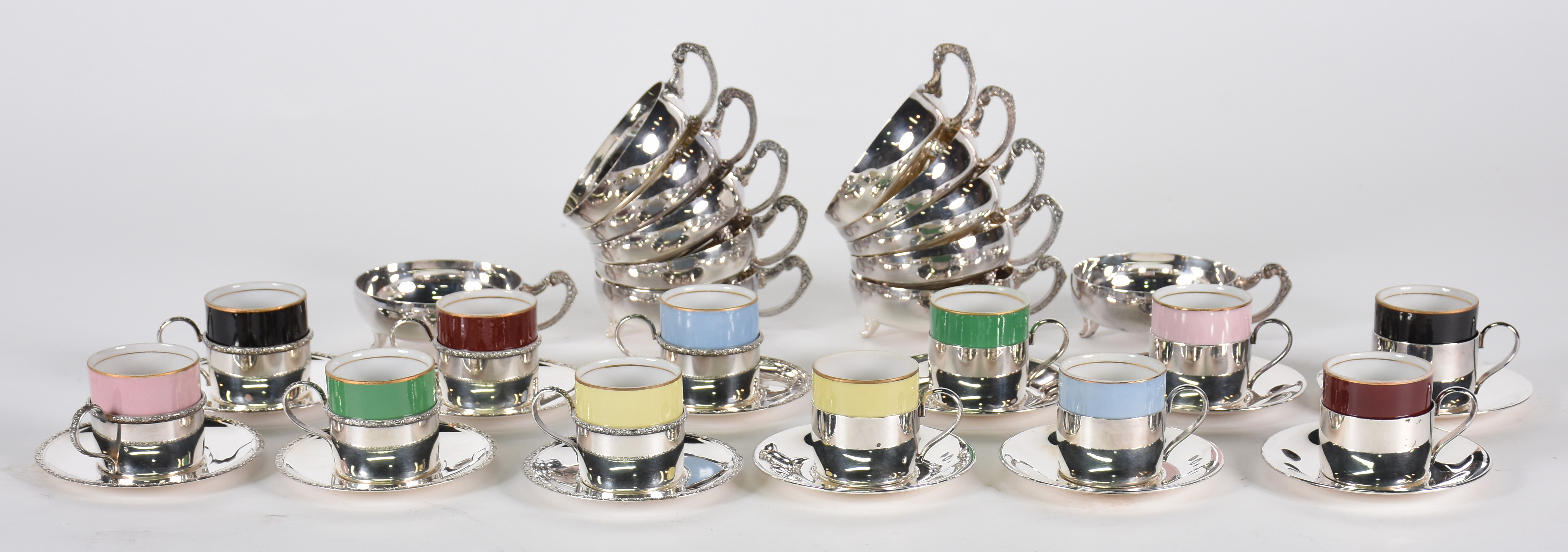 Conjunto com Doze xícaras para café com base e pires de metal... - foto 1 de 6