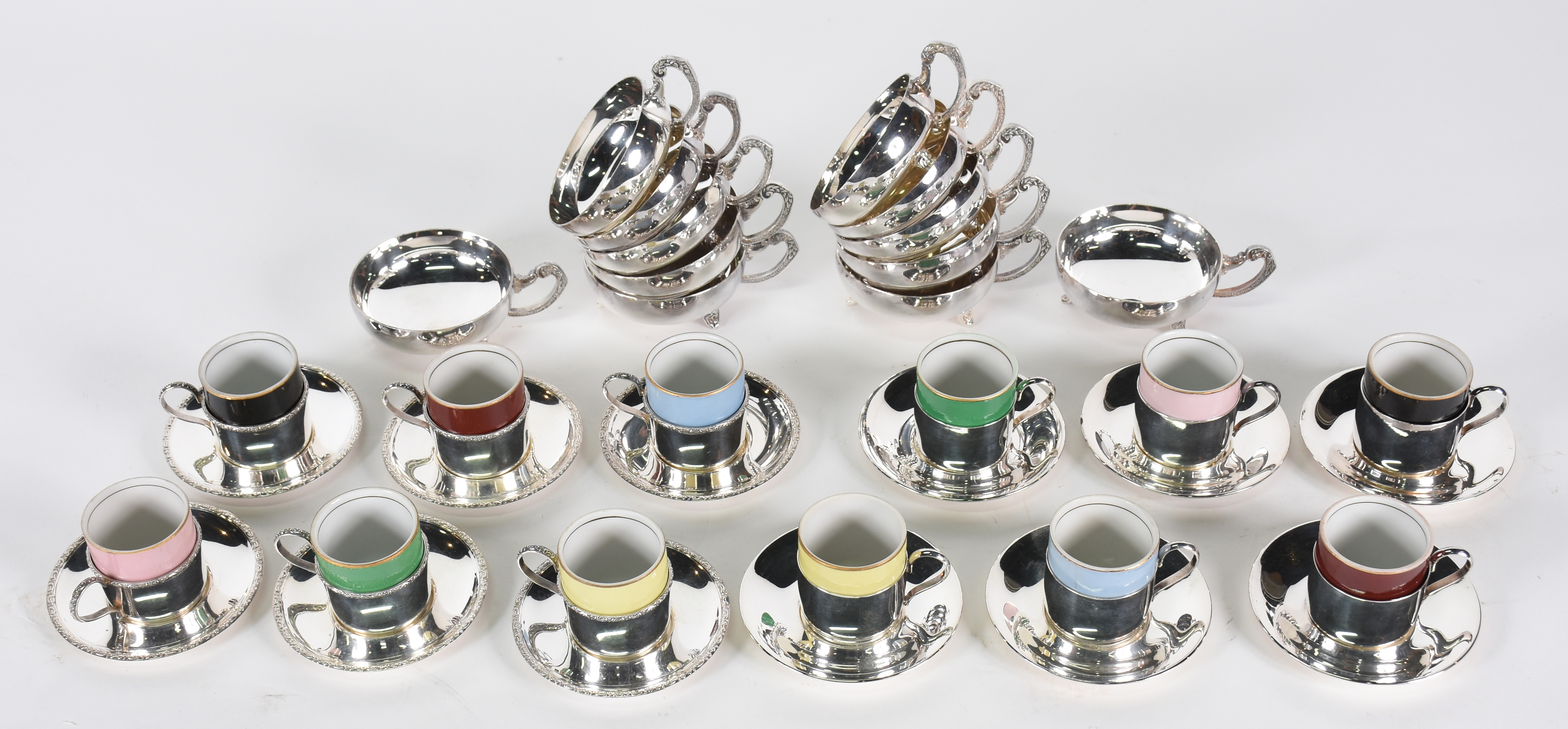 Conjunto com Doze xícaras para café com base e pires de metal... - foto 2 de 6