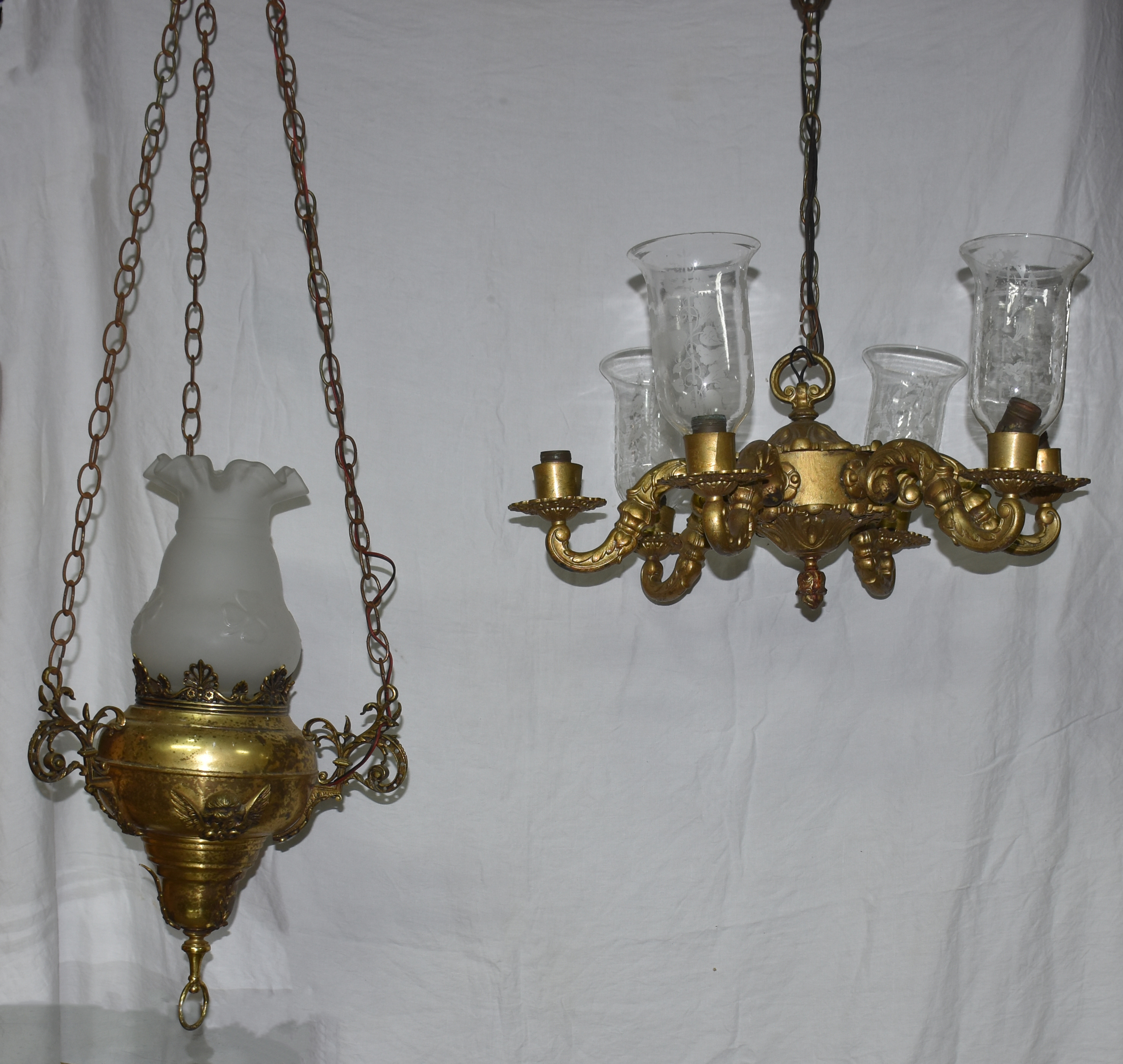 Dois lustres de metal dourado. - foto 1 de 3