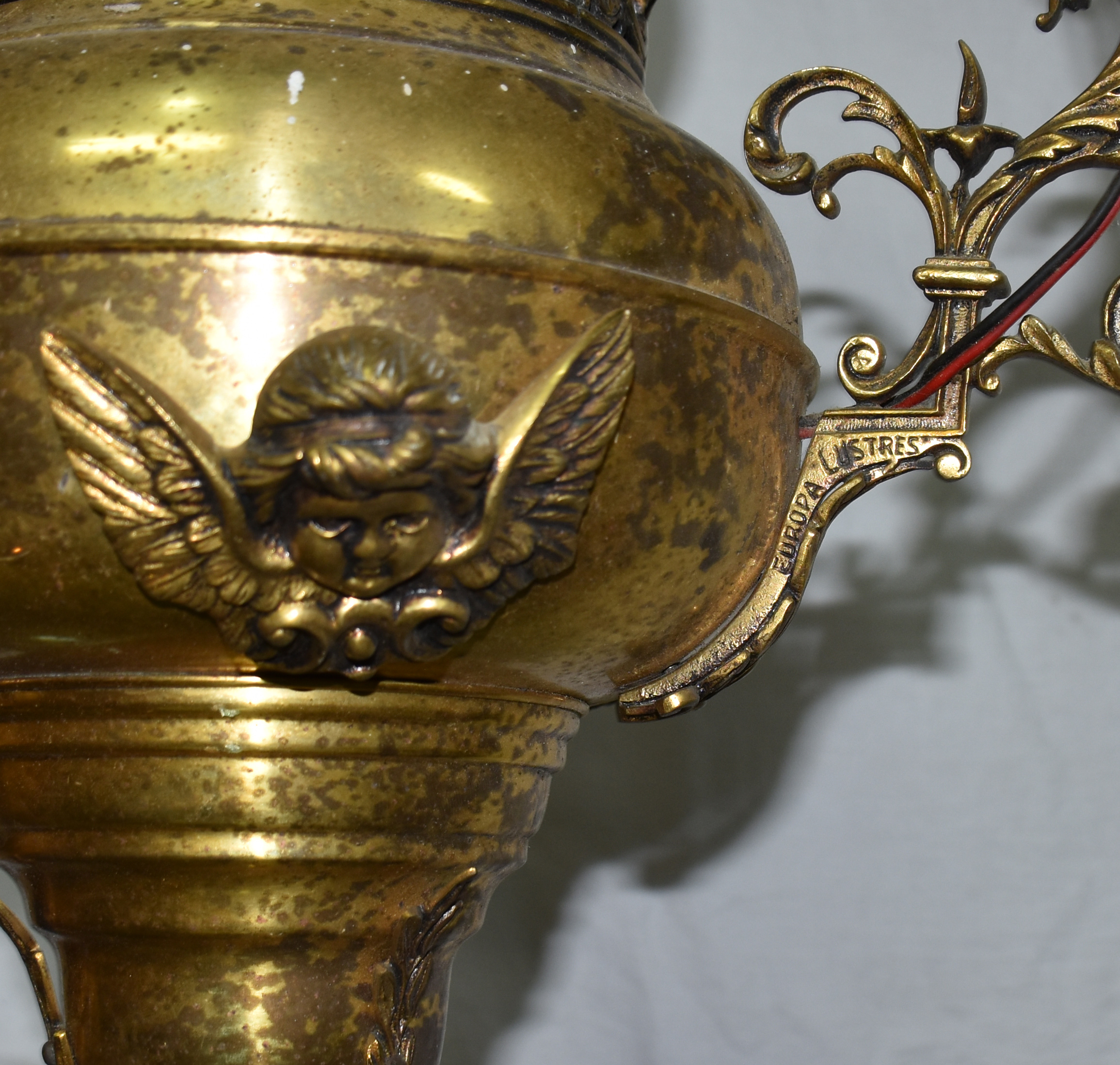 Dois lustres de metal dourado. - foto 2 de 3