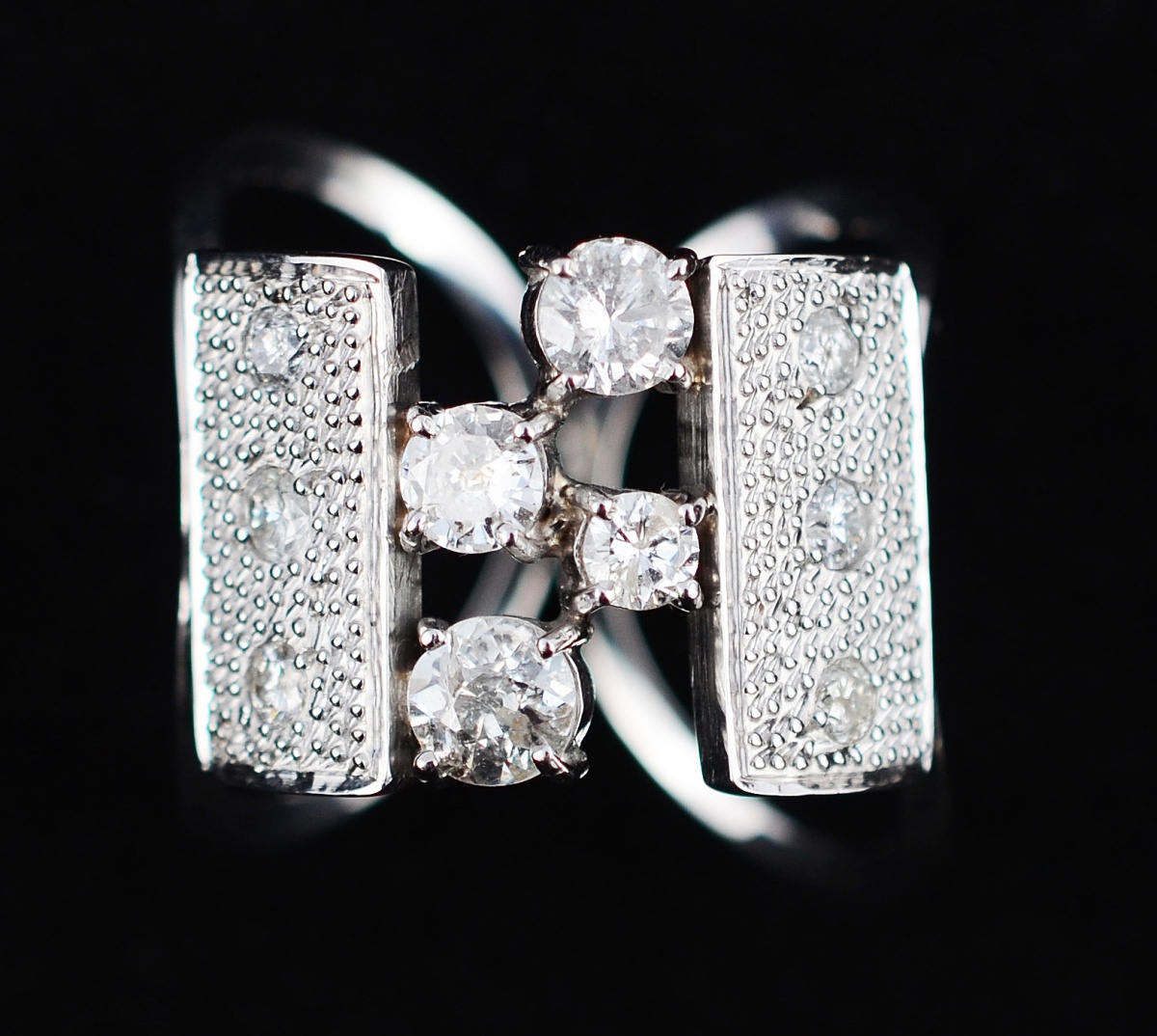 Anel de ouro branco com aproximadamente 2.00 ct de brilhantes - 9,7 g... - foto 1 de 2