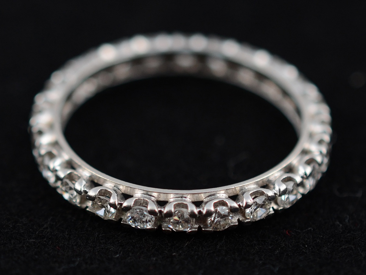 Aliança completa de ouro branco com aproximadamente 1.20 ct de...