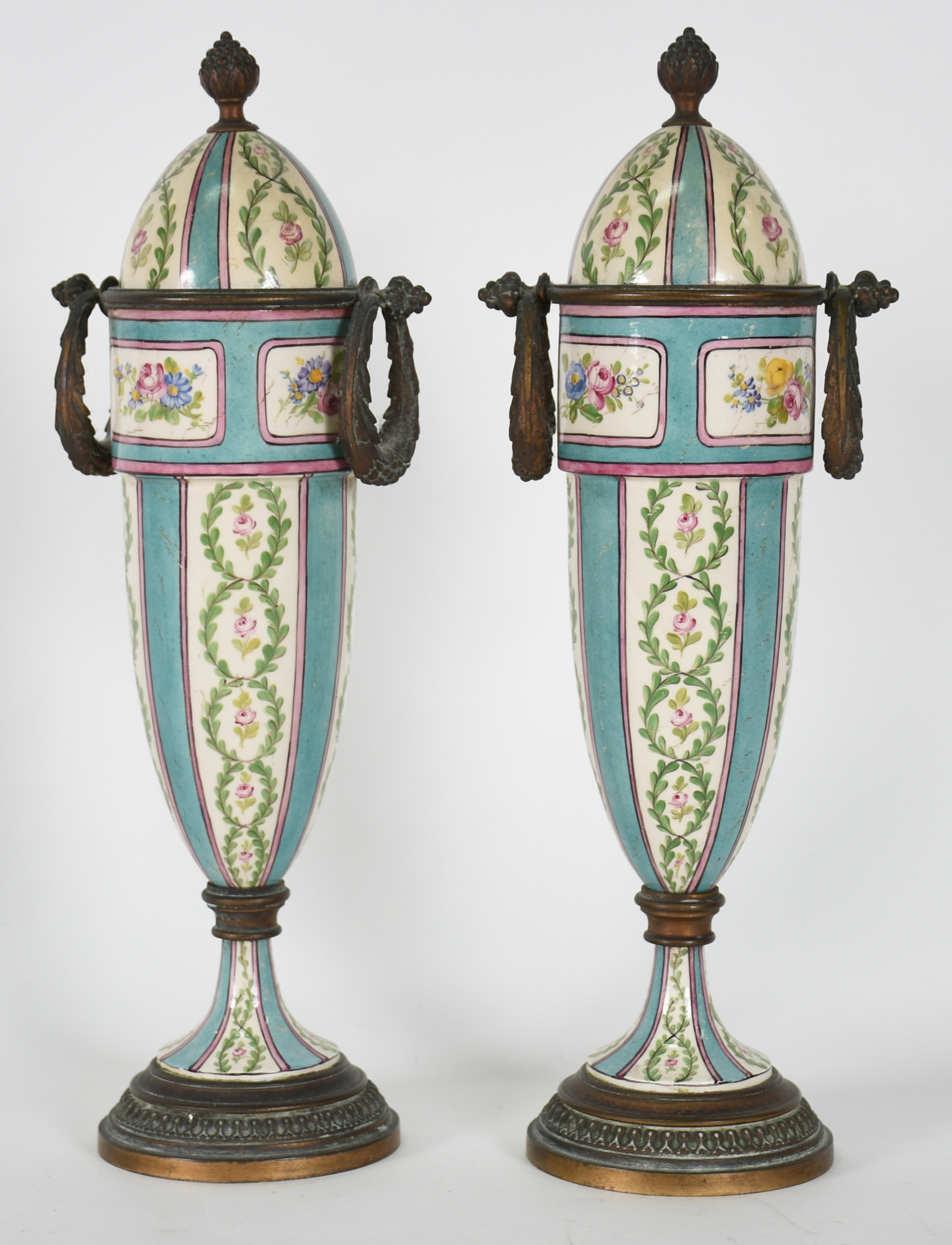 Par de potiches de porcelana Francesa com guarnição de metal dourado... - foto 1 de 2