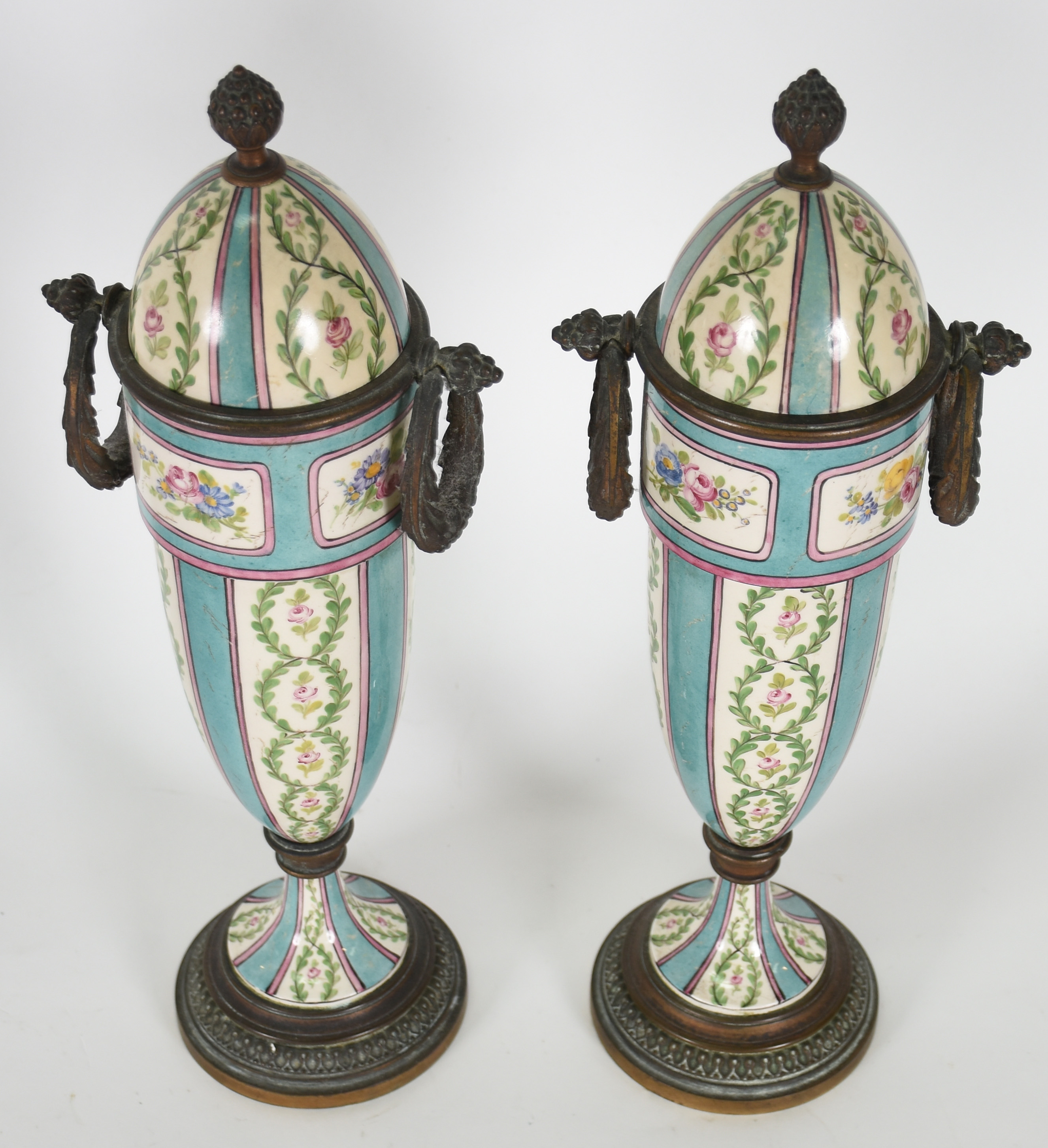 Par de potiches de porcelana Francesa com guarnição de metal dourado... - foto 2 de 2