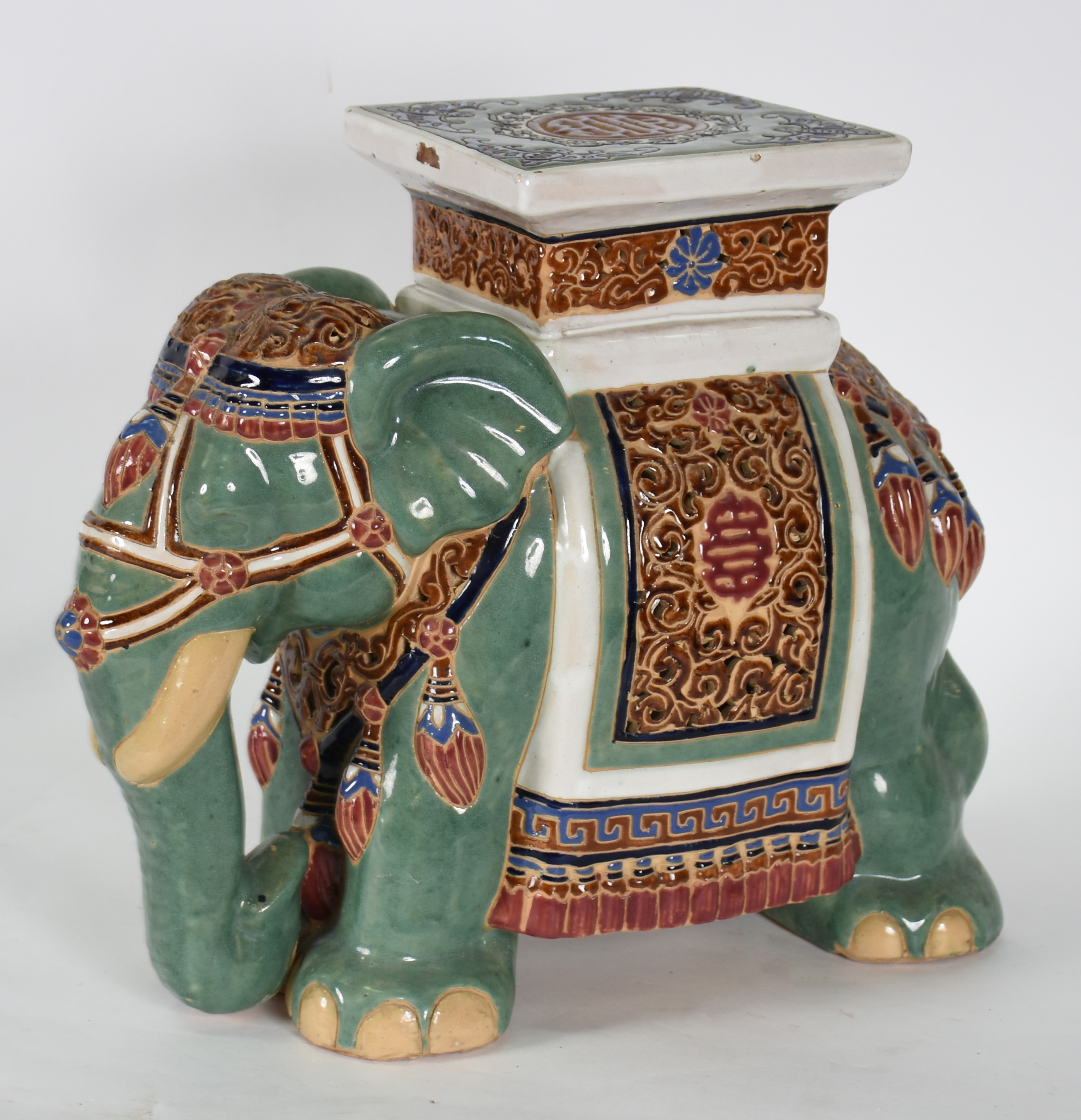 Elefante de cerâmica policromada ao gosto oriental. - foto 1 de 4