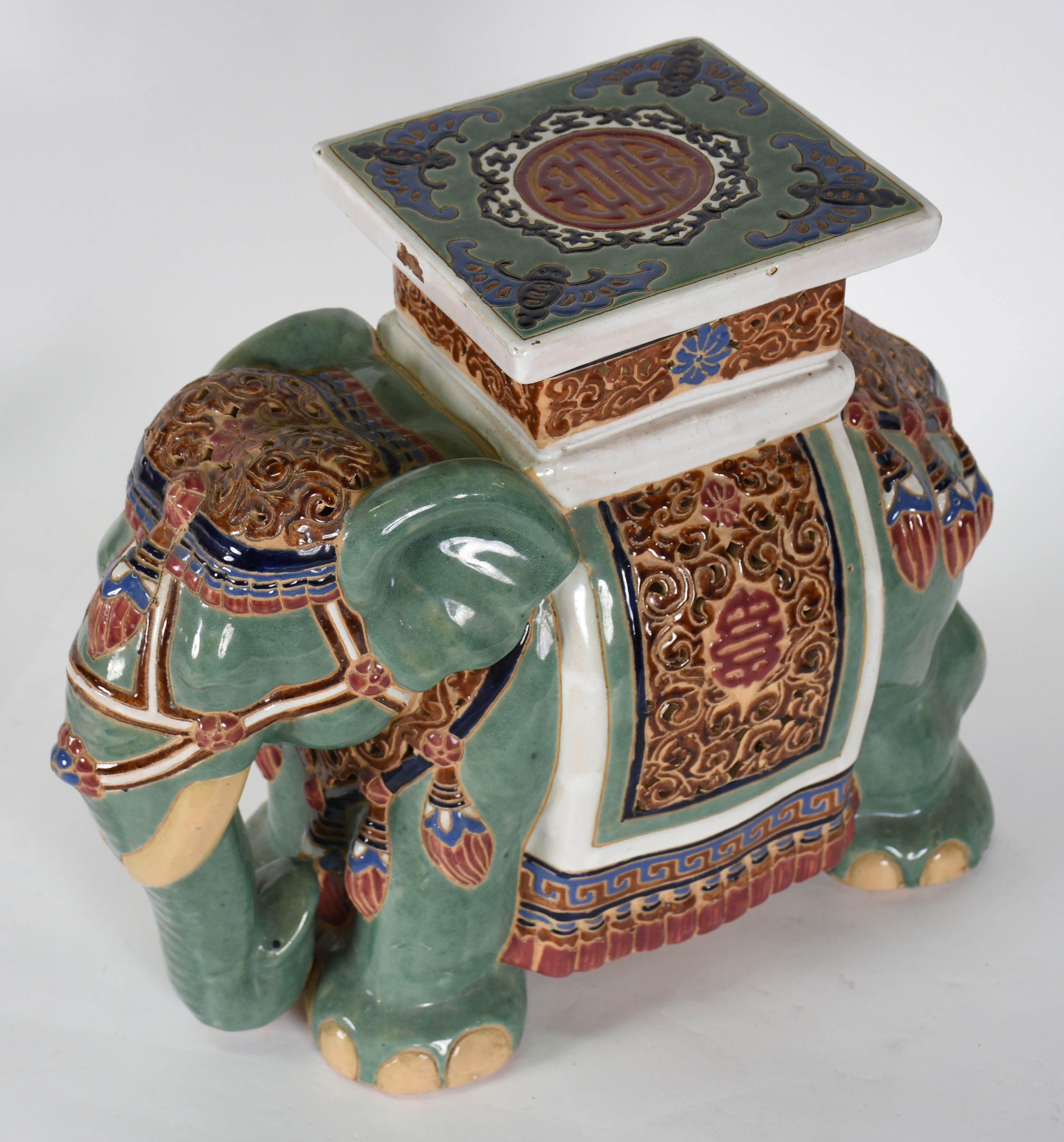 Elefante de cerâmica policromada ao gosto oriental. - foto 2 de 4