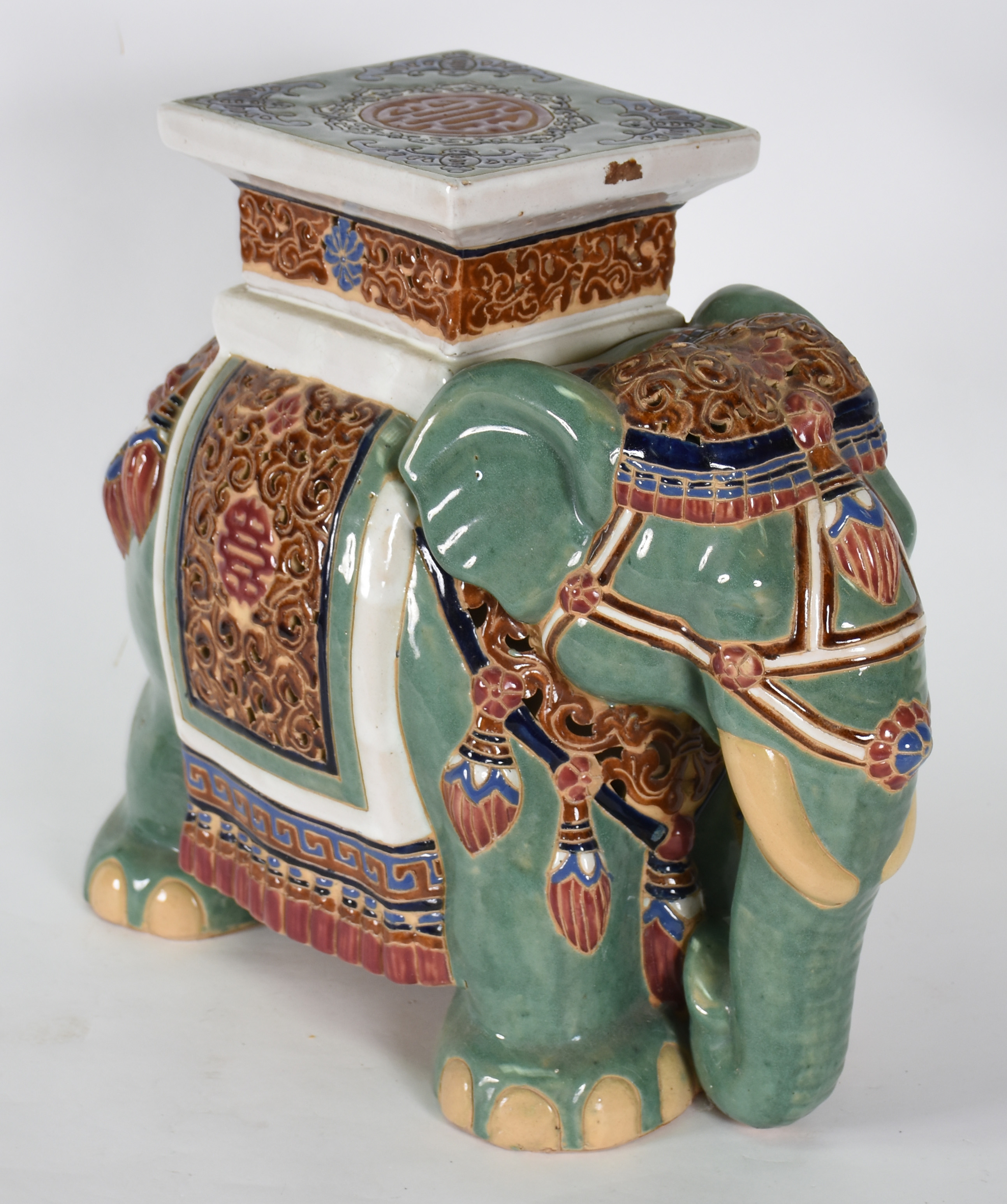 Elefante de cerâmica policromada ao gosto oriental. - foto 4 de 4