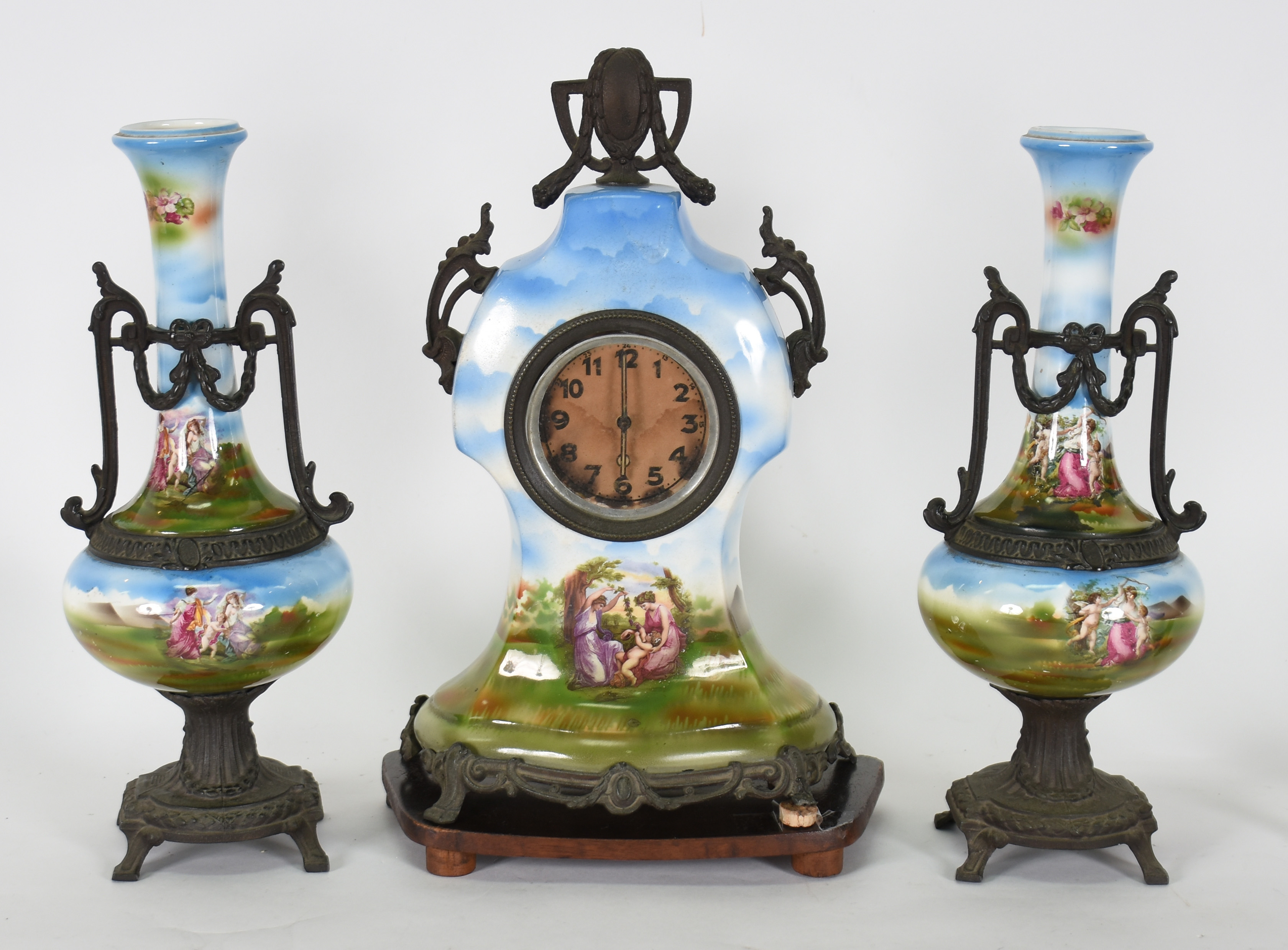 Terno de porcelana Francesa, composto de relógio ( não está... - foto 1 de 4