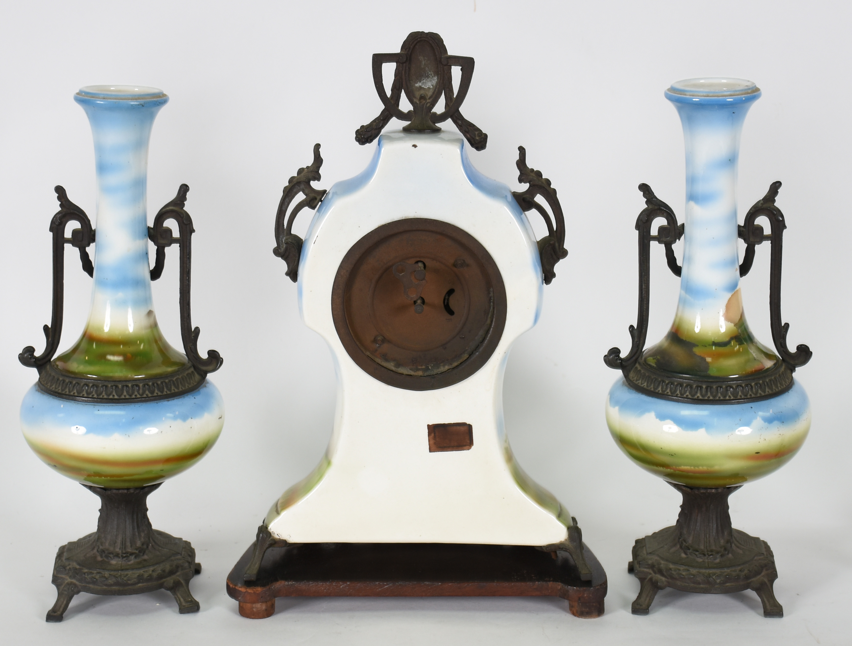 Terno de porcelana Francesa, composto de relógio ( não está... - foto 3 de 4