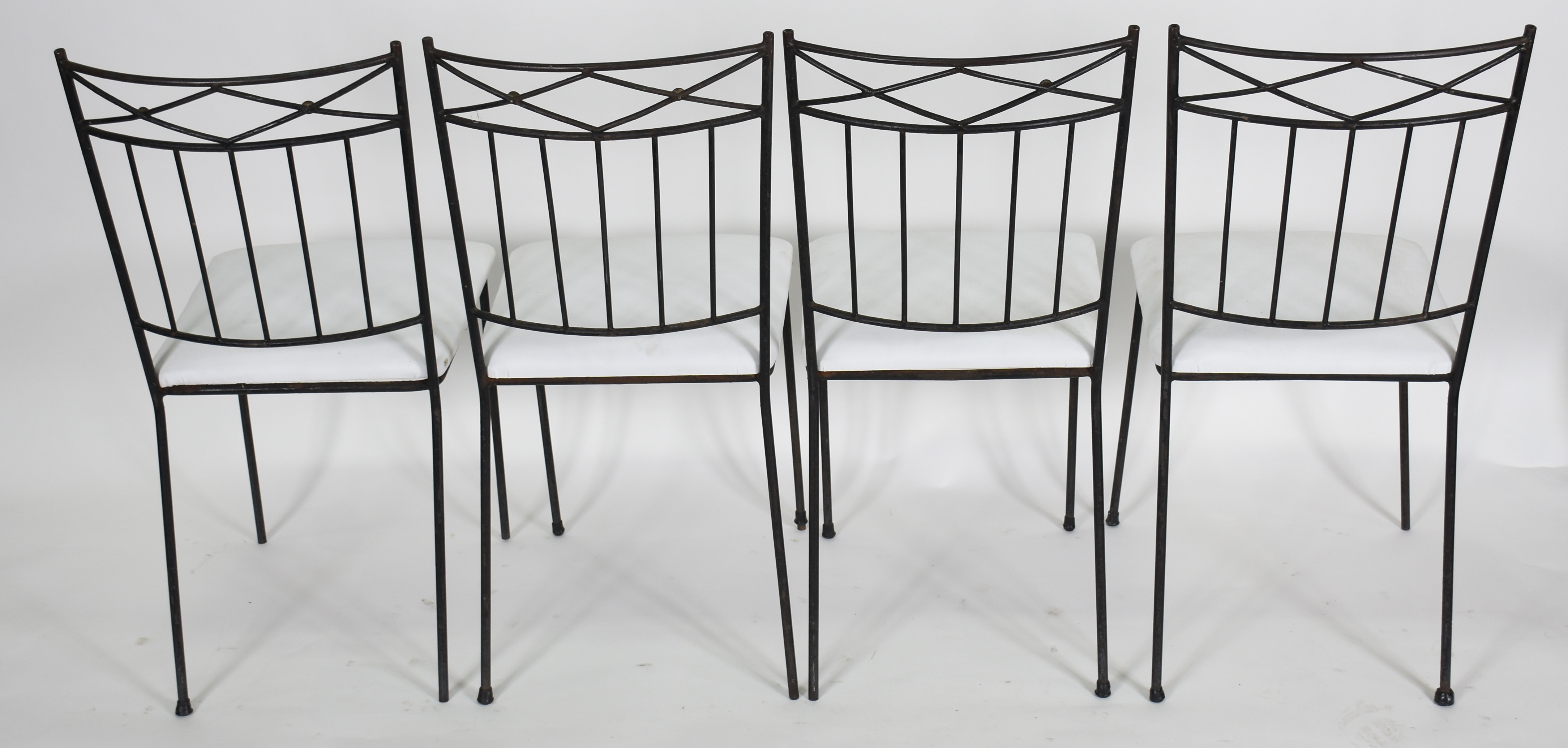 Quatro cadeiras de metal com assentos estofados e forrados de corino... - foto 3 de 3