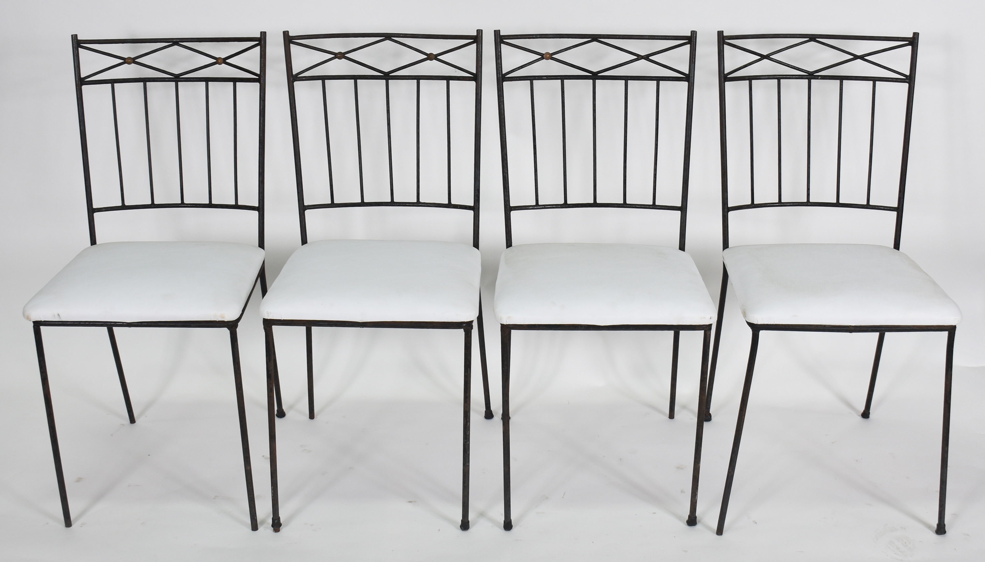 Quatro cadeiras de metal com assentos estofados e forrados de corino... - foto 1 de 3