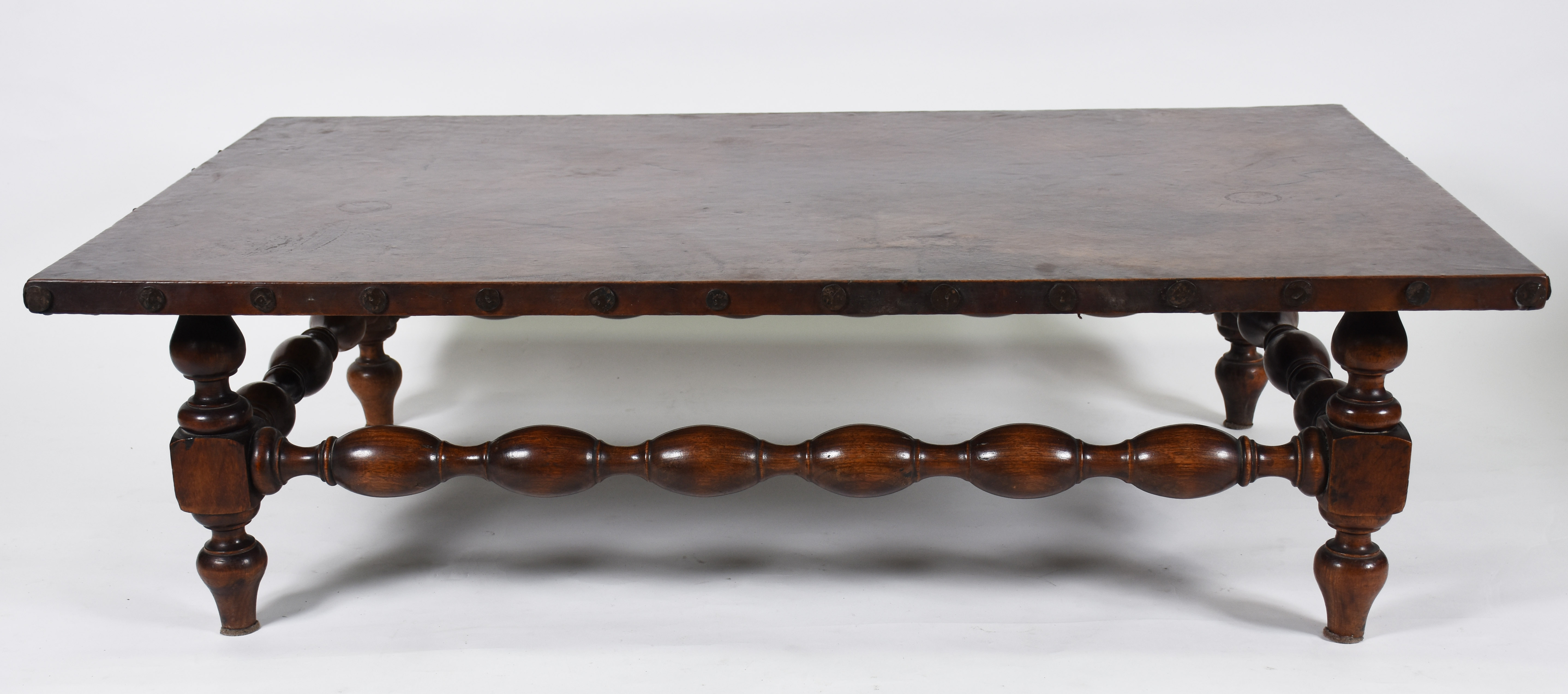Mesa de centro com tampo de couro e pernas de madeira nobre torneada... - foto 3 de 3