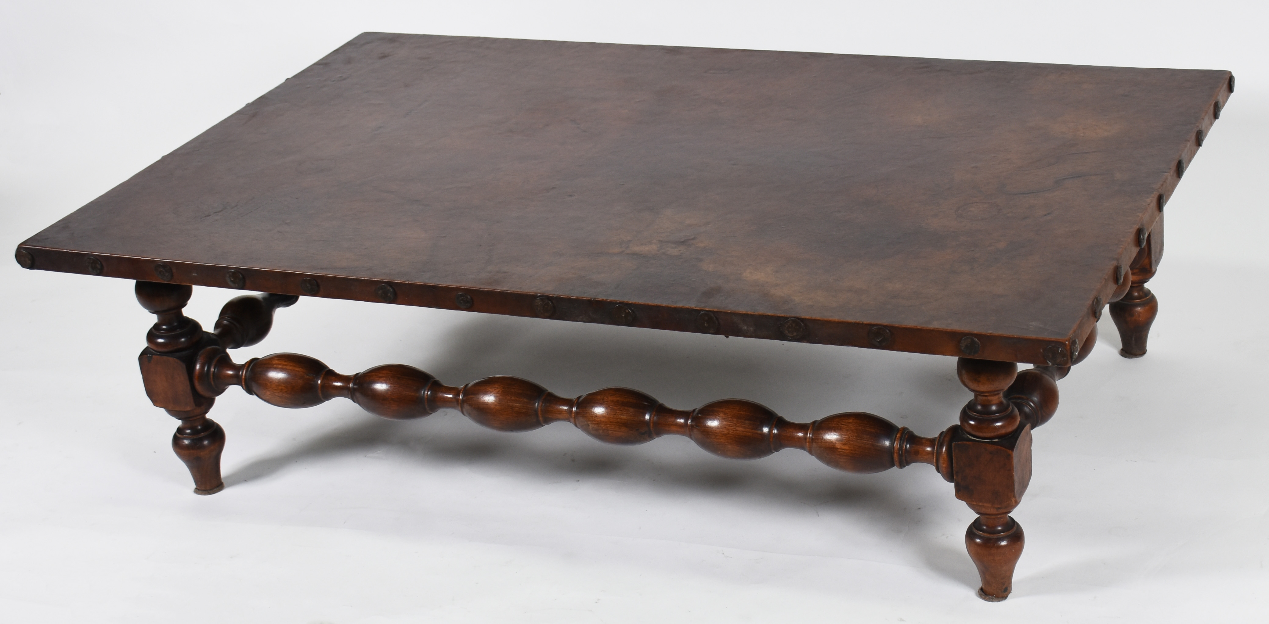 Mesa de centro com tampo de couro e pernas de madeira nobre torneada... - foto 1 de 3