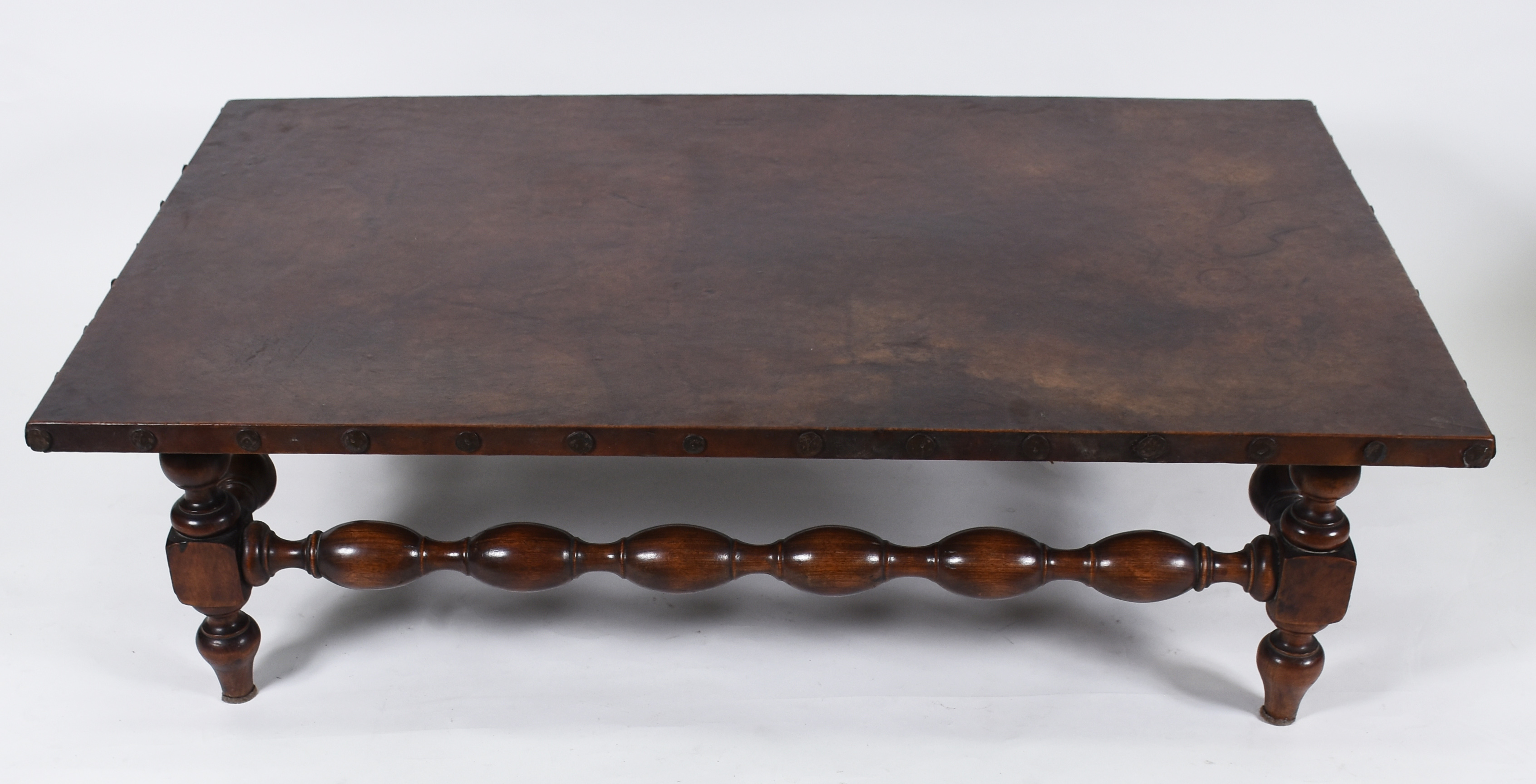Mesa de centro com tampo de couro e pernas de madeira nobre torneada... - foto 2 de 3