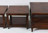 Conjunto de 3 mesas de madeira nobre, estilo in... - Conjunto de 3 mesas de madeira nobre, estilo ingles, sendo par de laterais e uma de centro.

