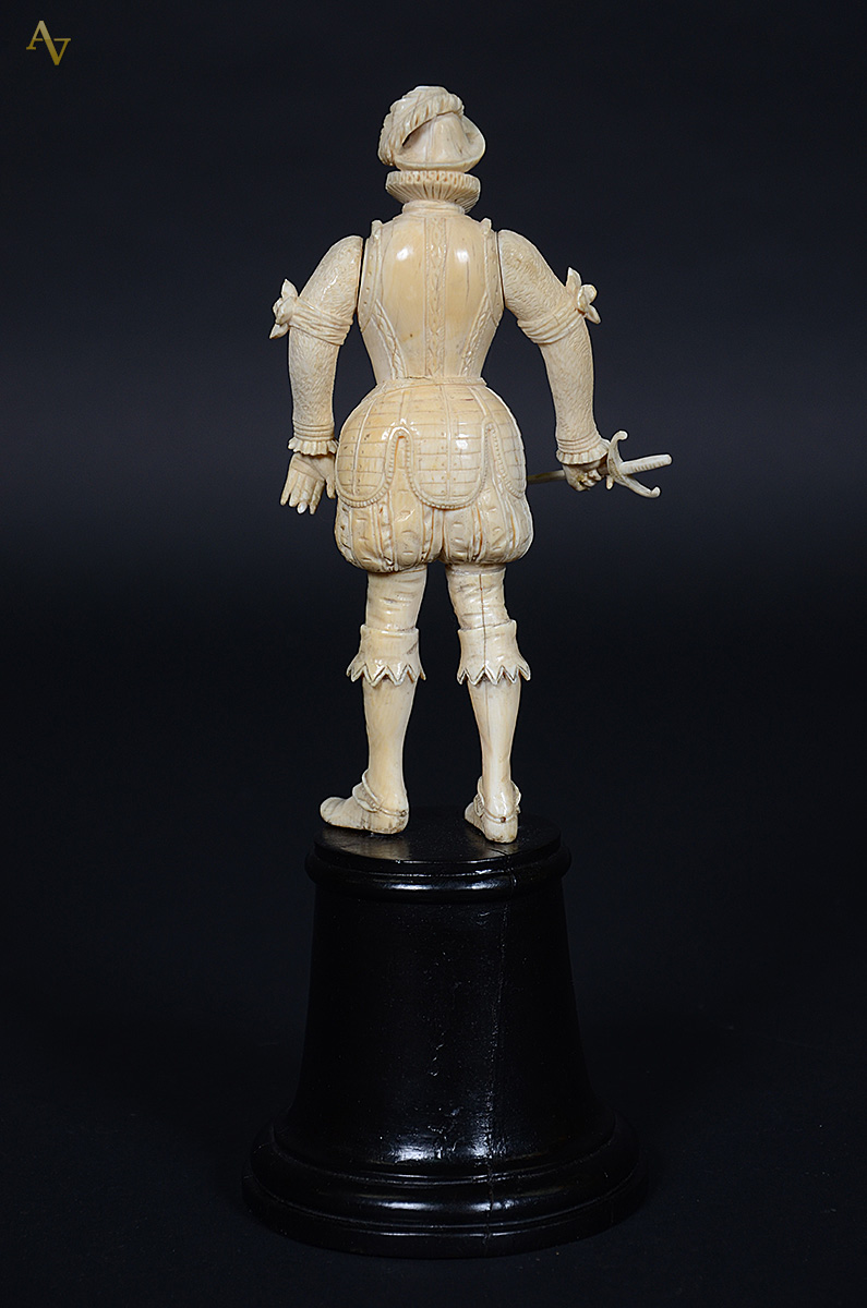 Escultura de marfim , DIEPPE (França) , representando cavaleiro... - foto 2 de 2