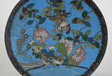 Antigo Prato de cloisoné chines azul decorado c... - Antigo Prato de cloisoné chines azul decorado com flores e pássaros em policromia.