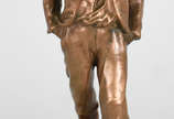 Estatueta  de bronze representando menino com c... - Estatueta  de bronze representando menino com chapéu.