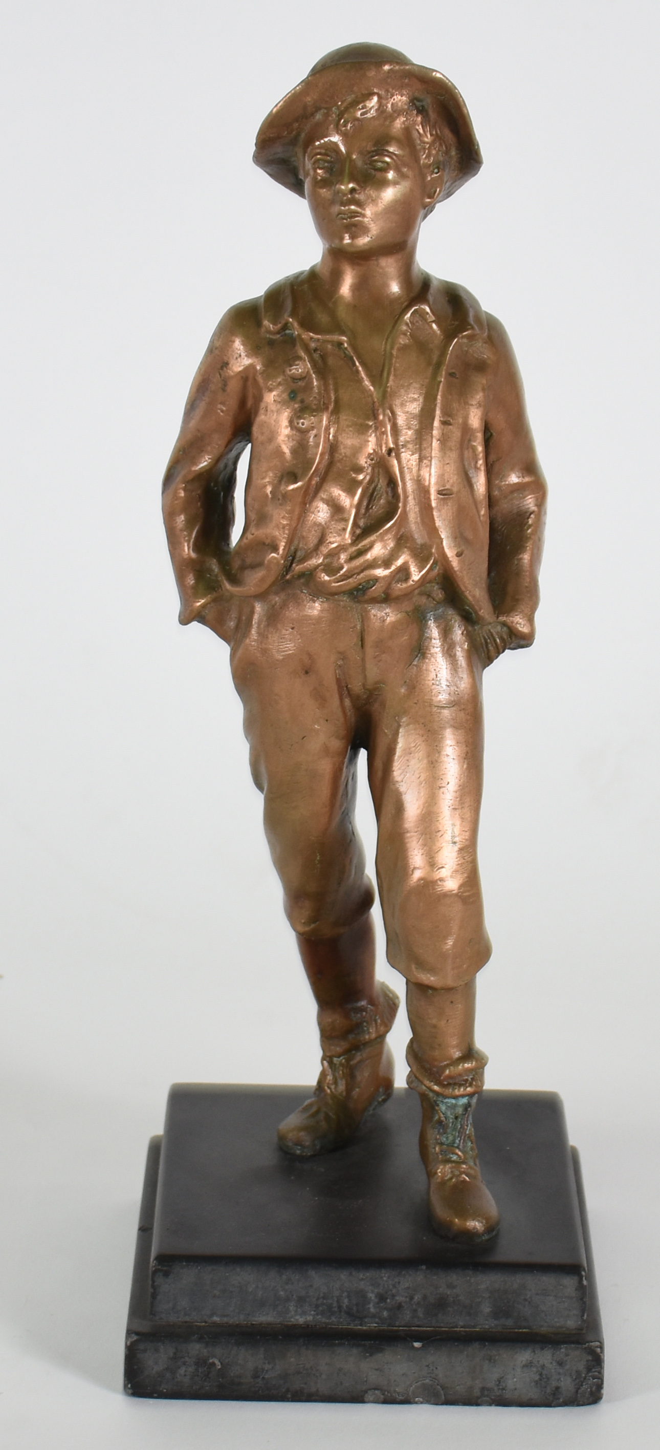Estatueta de bronze representando menino com chapéu. - foto 1 de 3