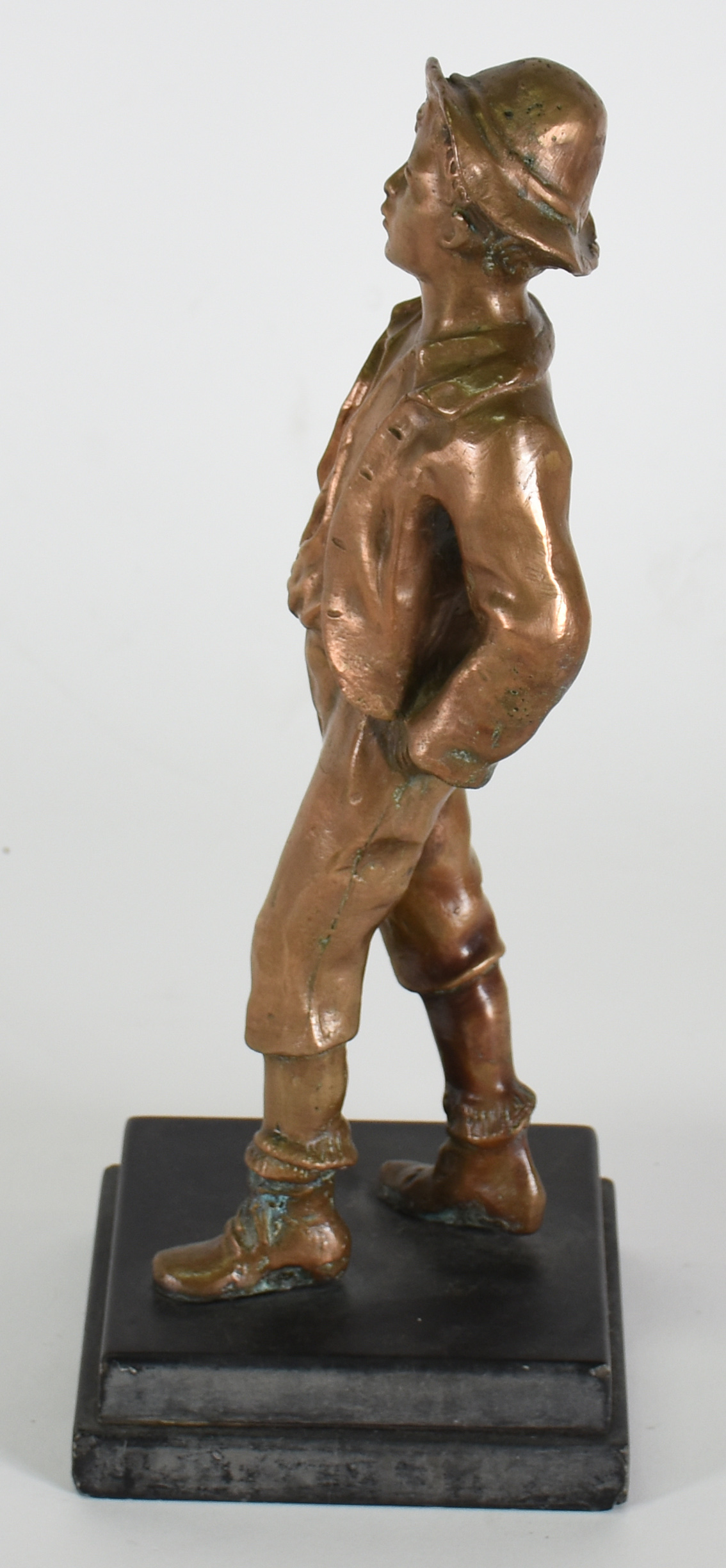 Estatueta de bronze representando menino com chapéu. - foto 2 de 3