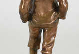 Estatueta  de bronze representando menino com c... - Estatueta  de bronze representando menino com chapéu.