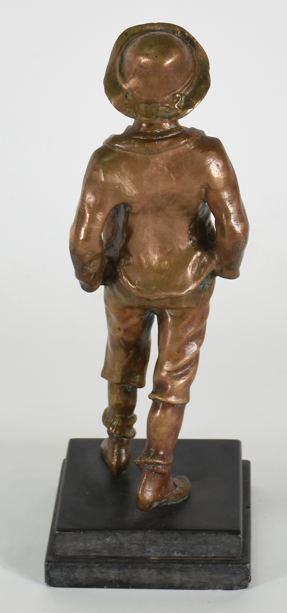 Estatueta de bronze representando menino com chapéu. - foto 3 de 3