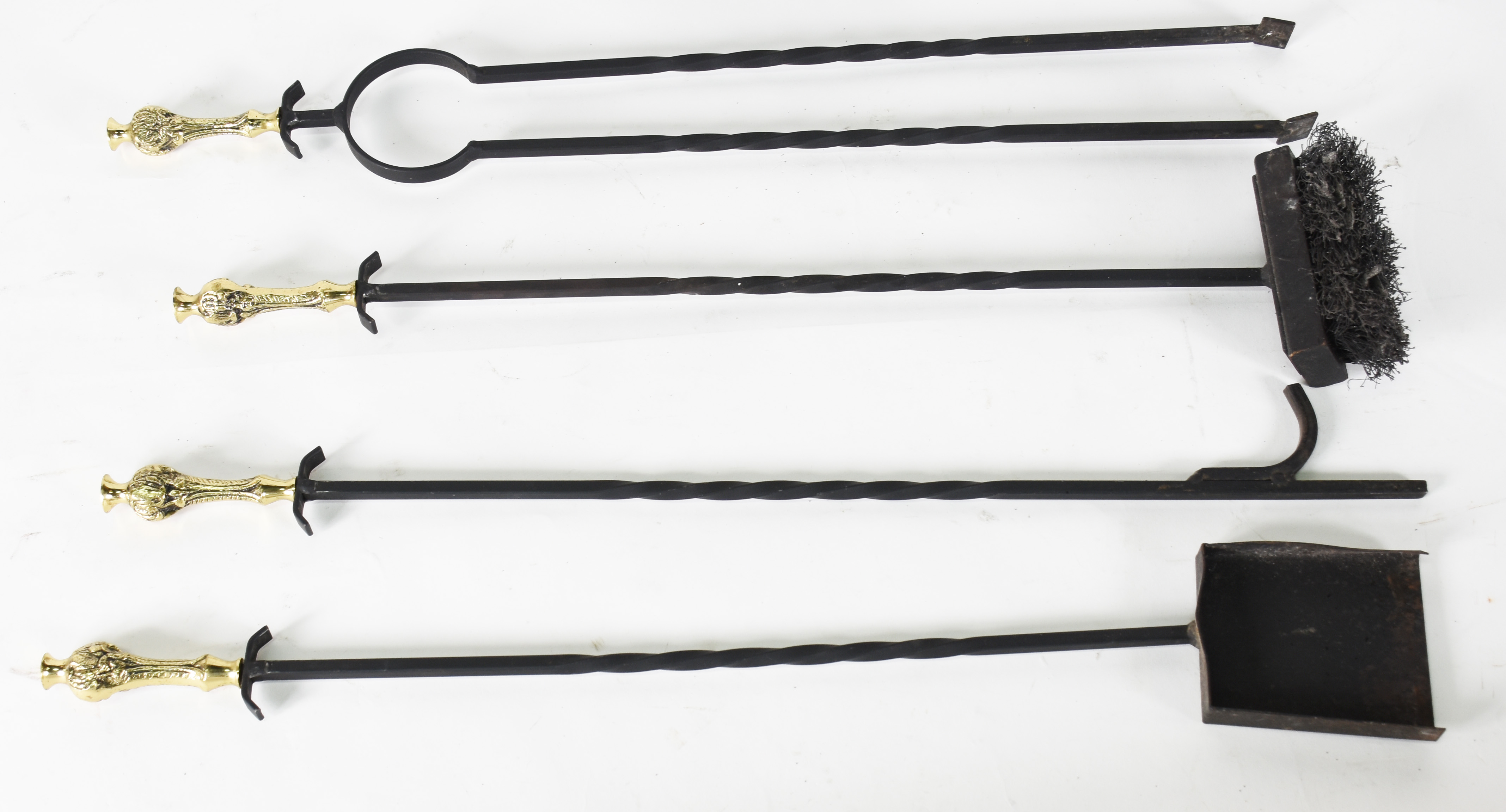 Conjunto para lareira de metal com pegas douradas, composto de 4... - foto 2 de 2