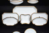 Aparelho de jantar de porcelana alemã branca co... - Aparelho de jantar de porcelana alemã branca com borda dourada, sendo: 17 pratos rasos, 12 pratos fundos, 17 pratos de sobremesa, 11 pratos para...