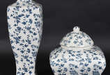 Duas peças , sendo potiche e vaso de porcelana  - Duas peças , sendo potiche e vaso de porcelana 