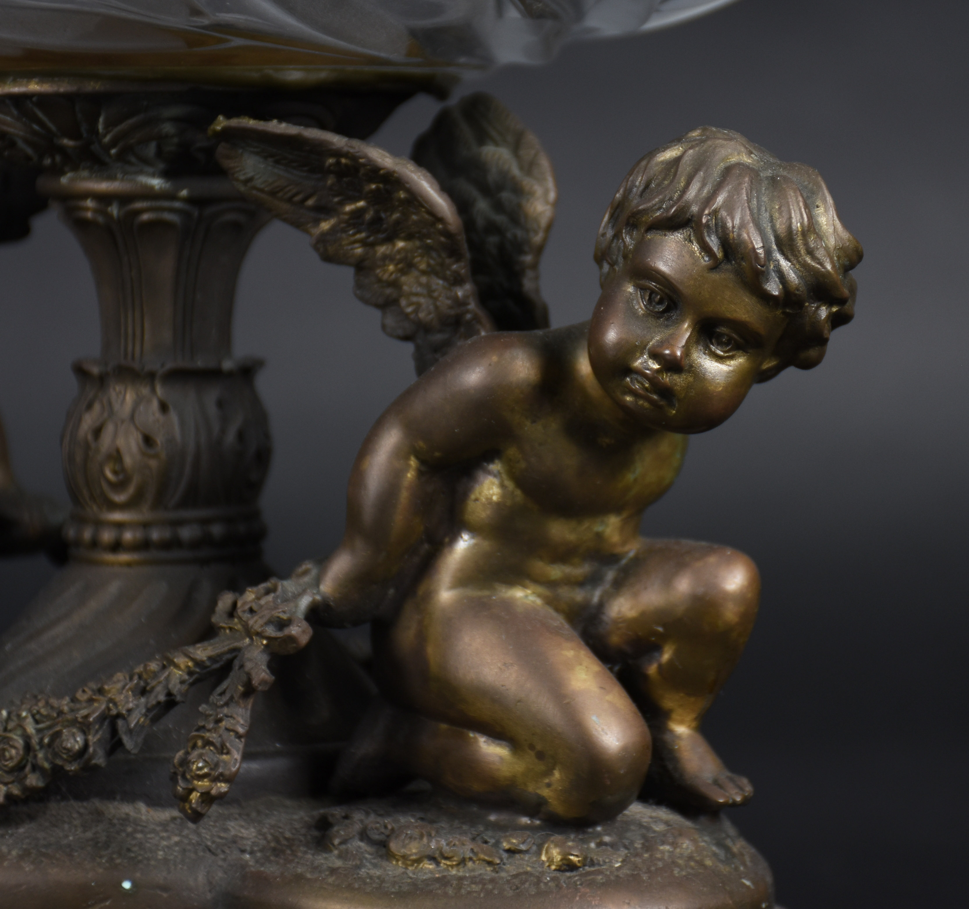 Centro de mesa com base de bronze na forma de anjos segurando... - foto 3 de 3