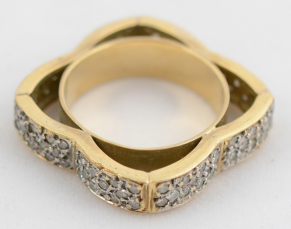 Anel de ouro 18 k cravejado de brilhantes modelo quadrado. Peso 8,2 g... - foto 2 de 3