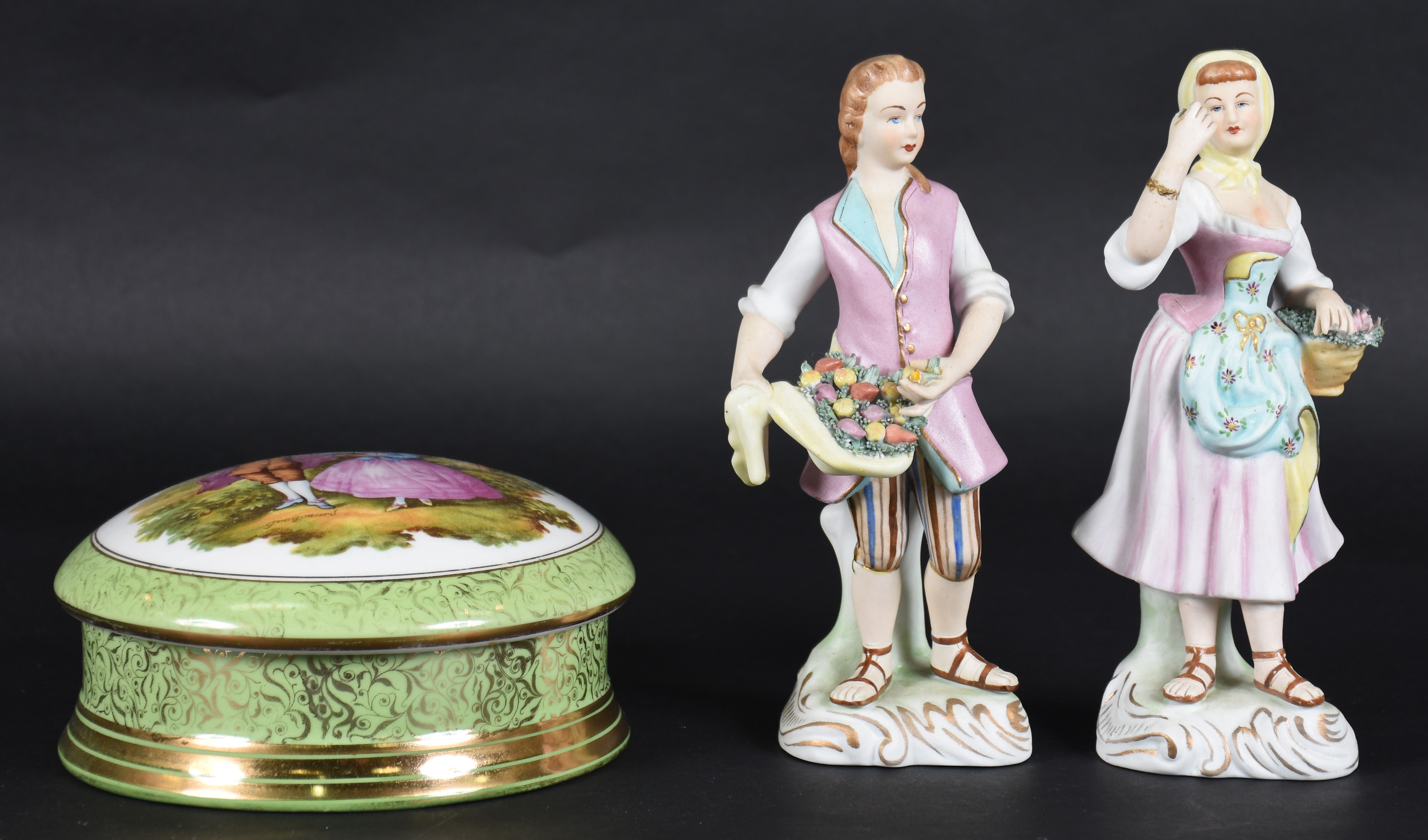 Três peças diversas de porcelana, sendo: casal de camponeses em... - foto 1 de 5